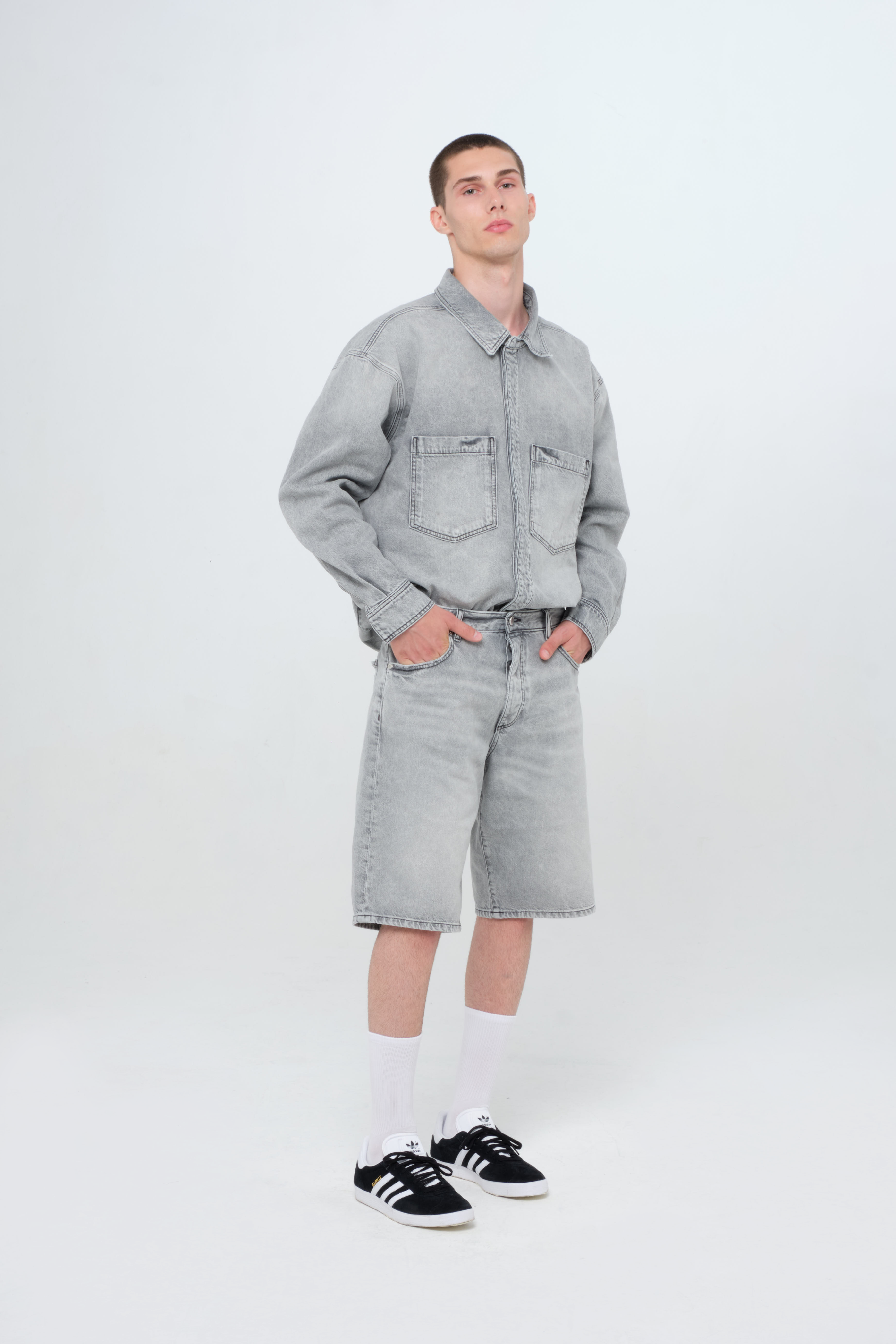 Bobby men’s short jeans in gray wash, 100% rigid cotton denim, worn by a model with a denim shirt.