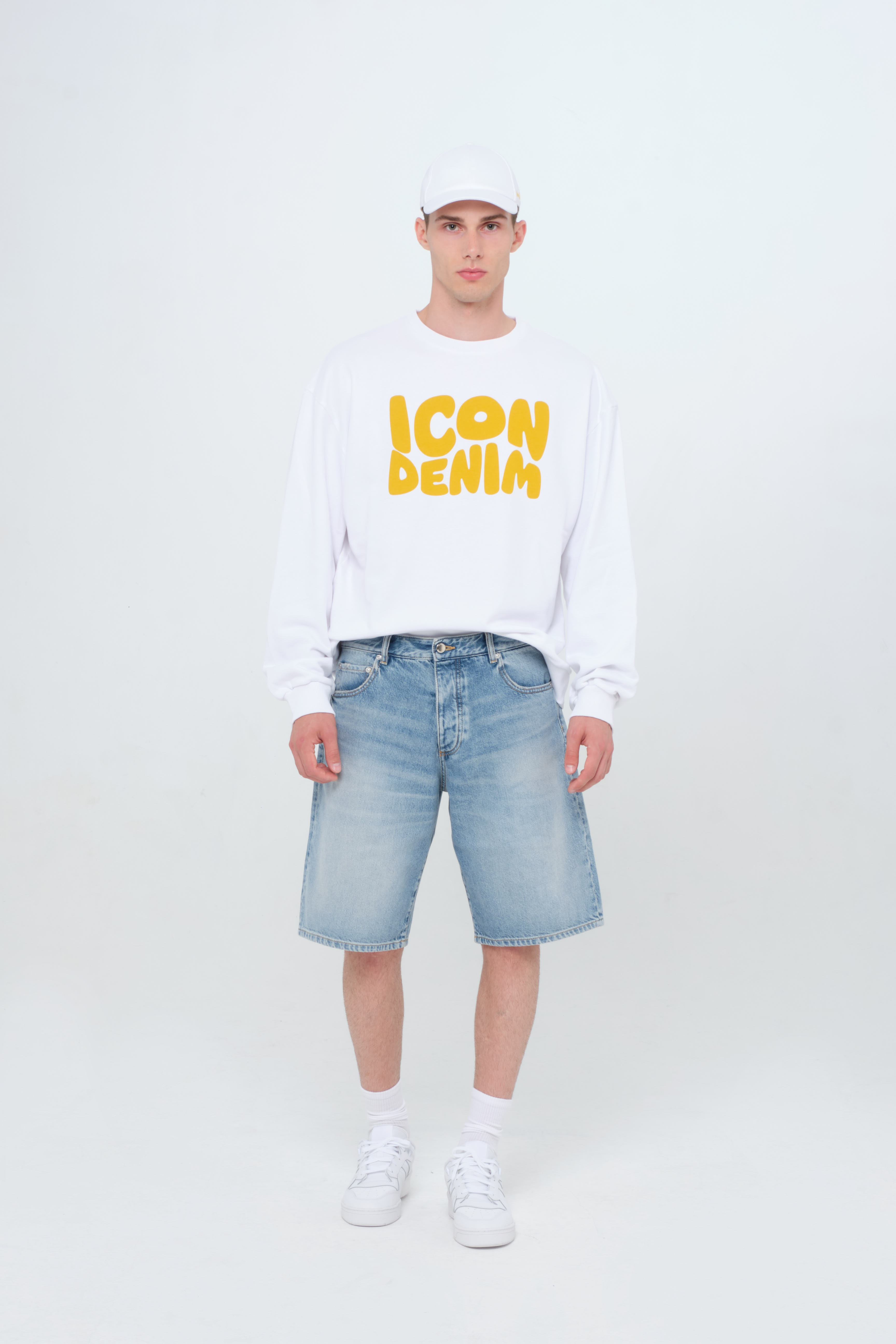 Bobby men’s short jeans in smoke blue wash, 100% rigid cotton denim, worn by a model with a white sweatshirt.