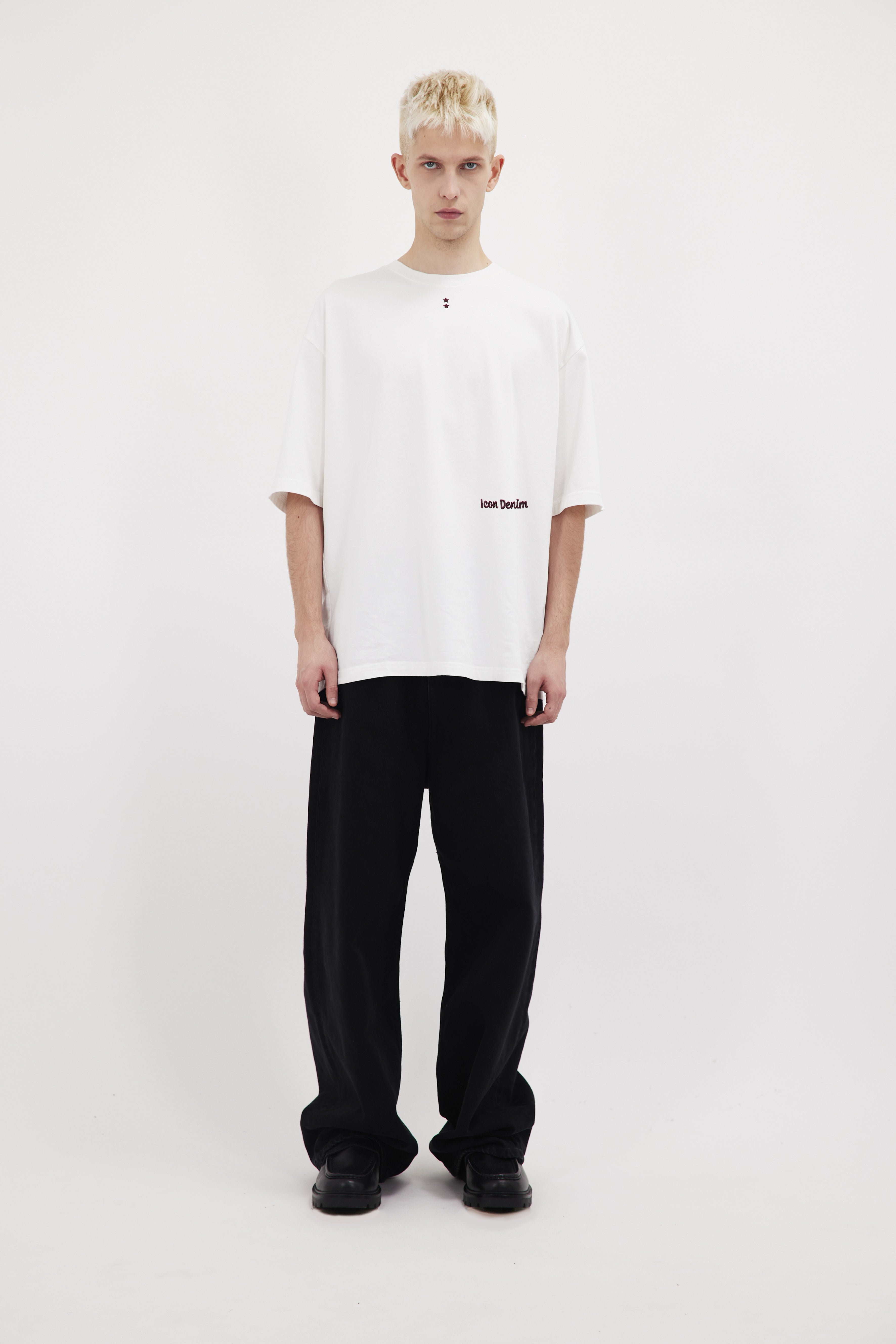 Haak men’s t-shirt in white, 100% cotton, worn by a model with jeans.