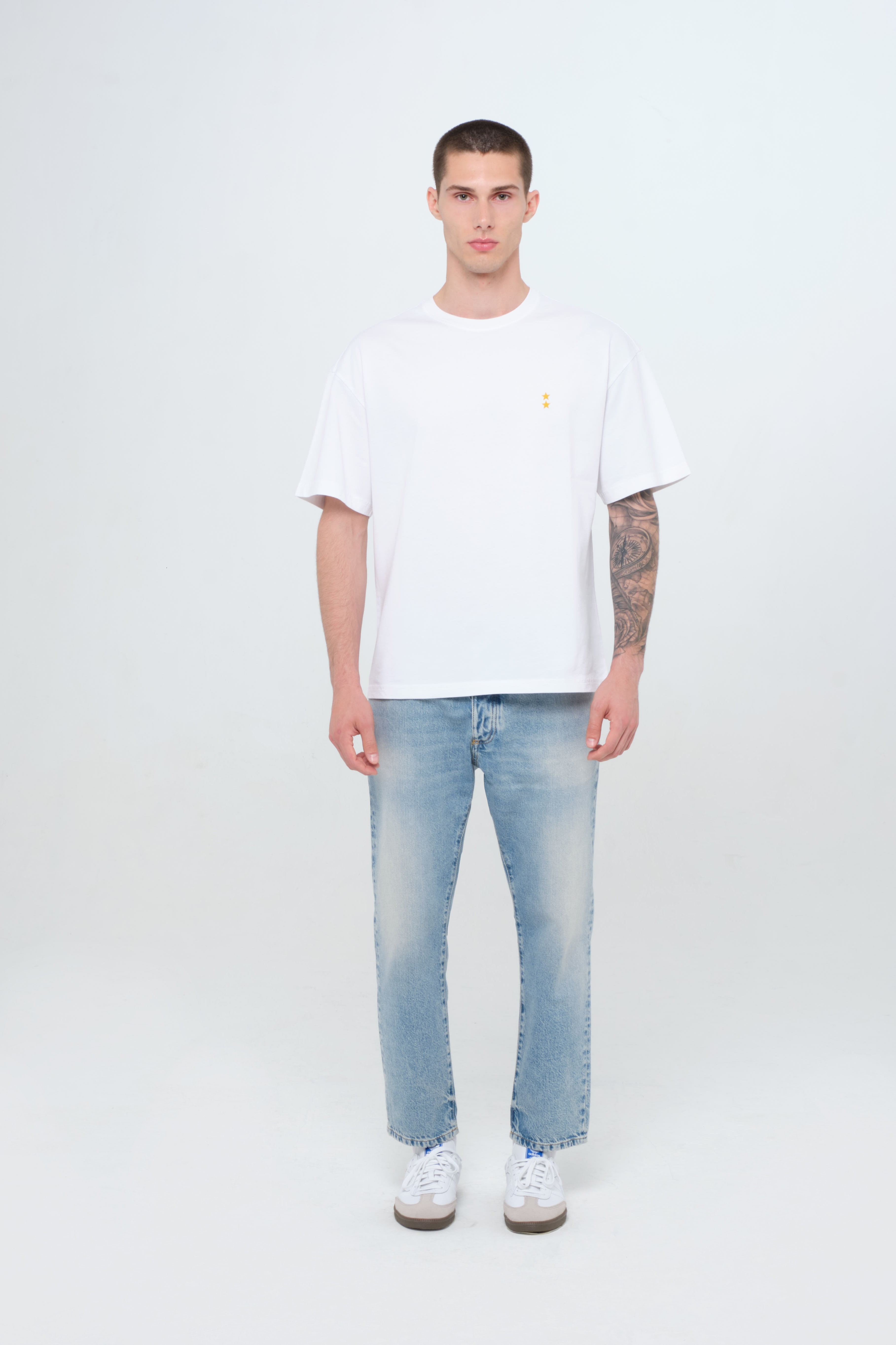 Josh men’s carrot jeans in light wash, 100% rigid cotton denim, worn by a model with a white t-shirt.