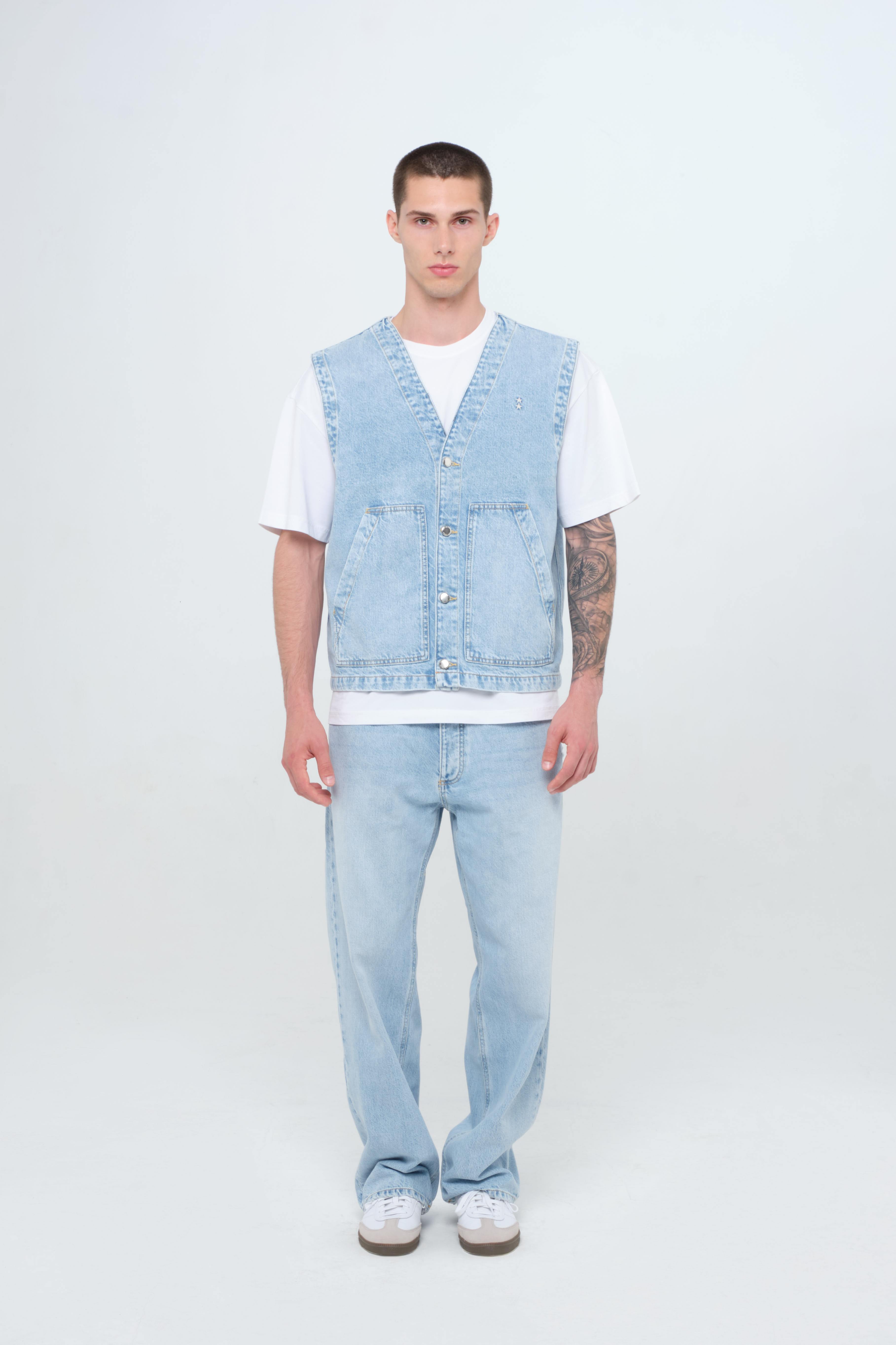 Kit men’s vest in light wash, 100% rigid cotton denim, worn by a model with a white t-shirt.