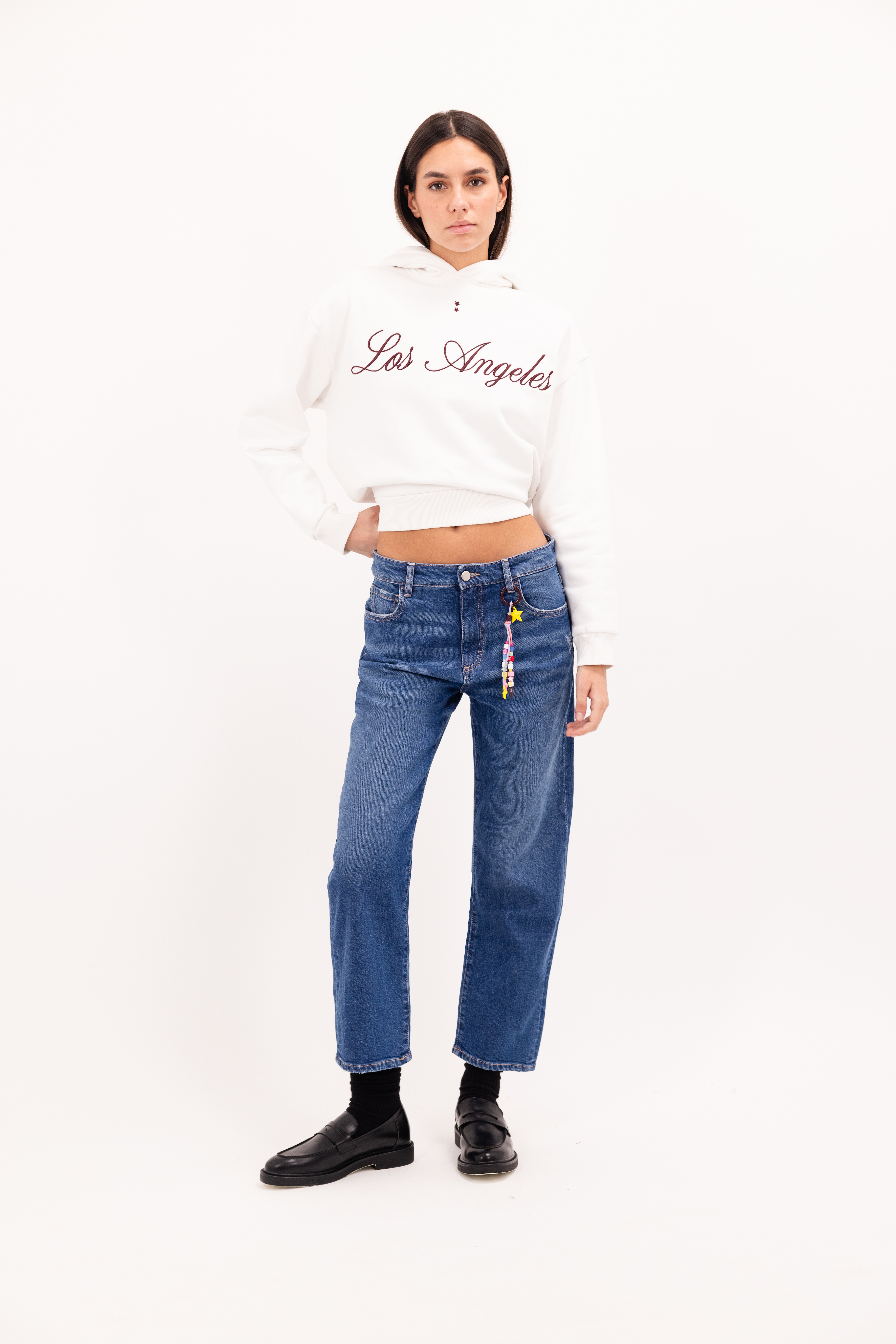 Mimi women’s straight leg jeans in dusty blue wash, 99% cotton denim and 1% elastan fibers, worn by a model with a white sweatshirt.