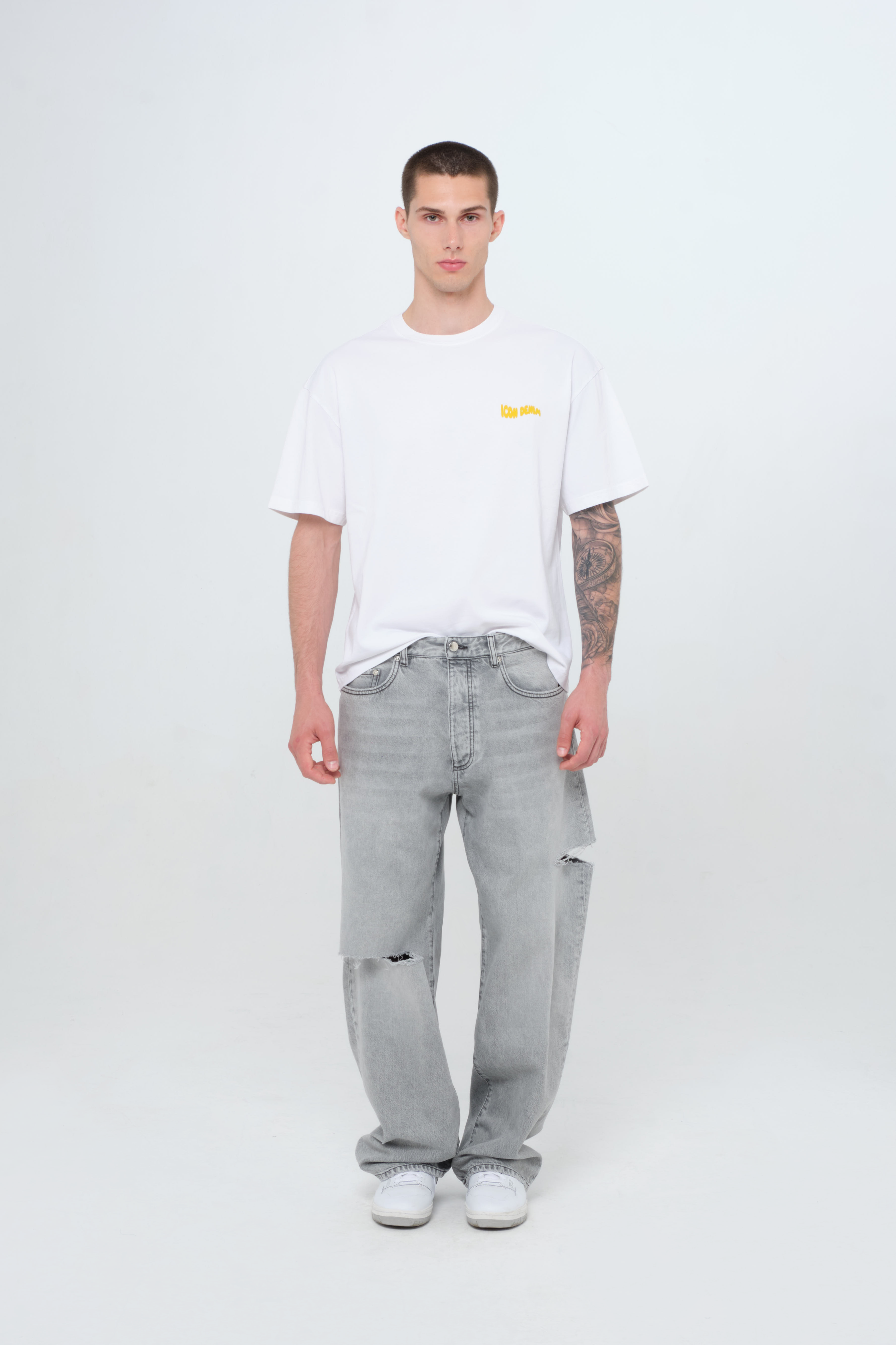 Scott men’s wide leg jeans in gray wash, 100% rigid cotton denim, worn by a model with a white t-shirt.