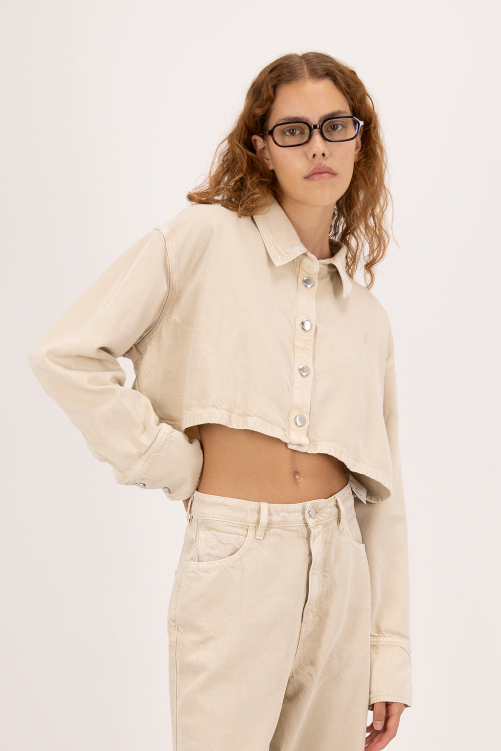 Amber women’s cropped shirt in desert wash, 100% rigid soft cotton denim, worn by a model with jeans.