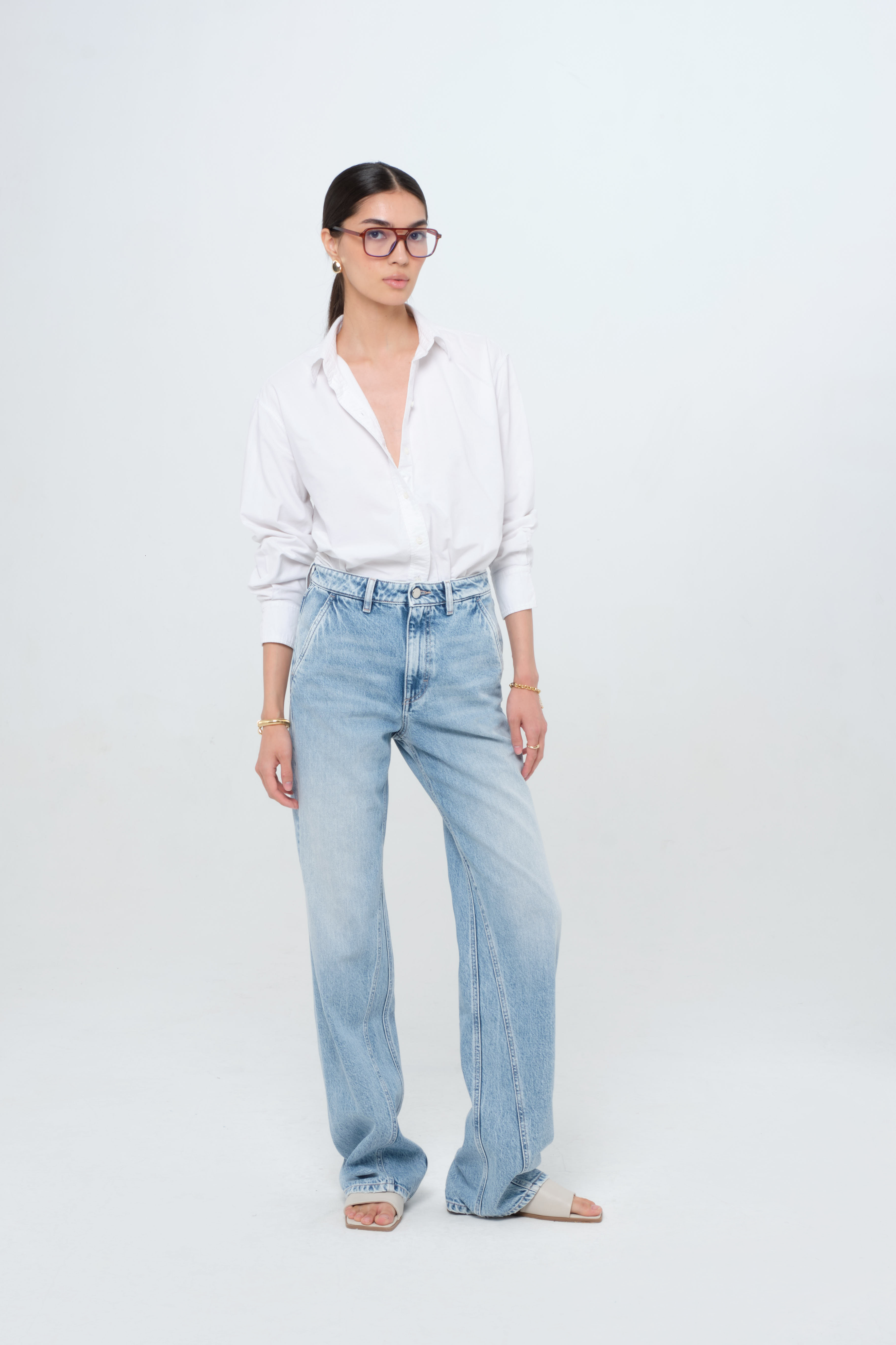 Annie women’s straight leg jeans in light wash, 100% rigid cotton denim, worn by a model with a white shirt.