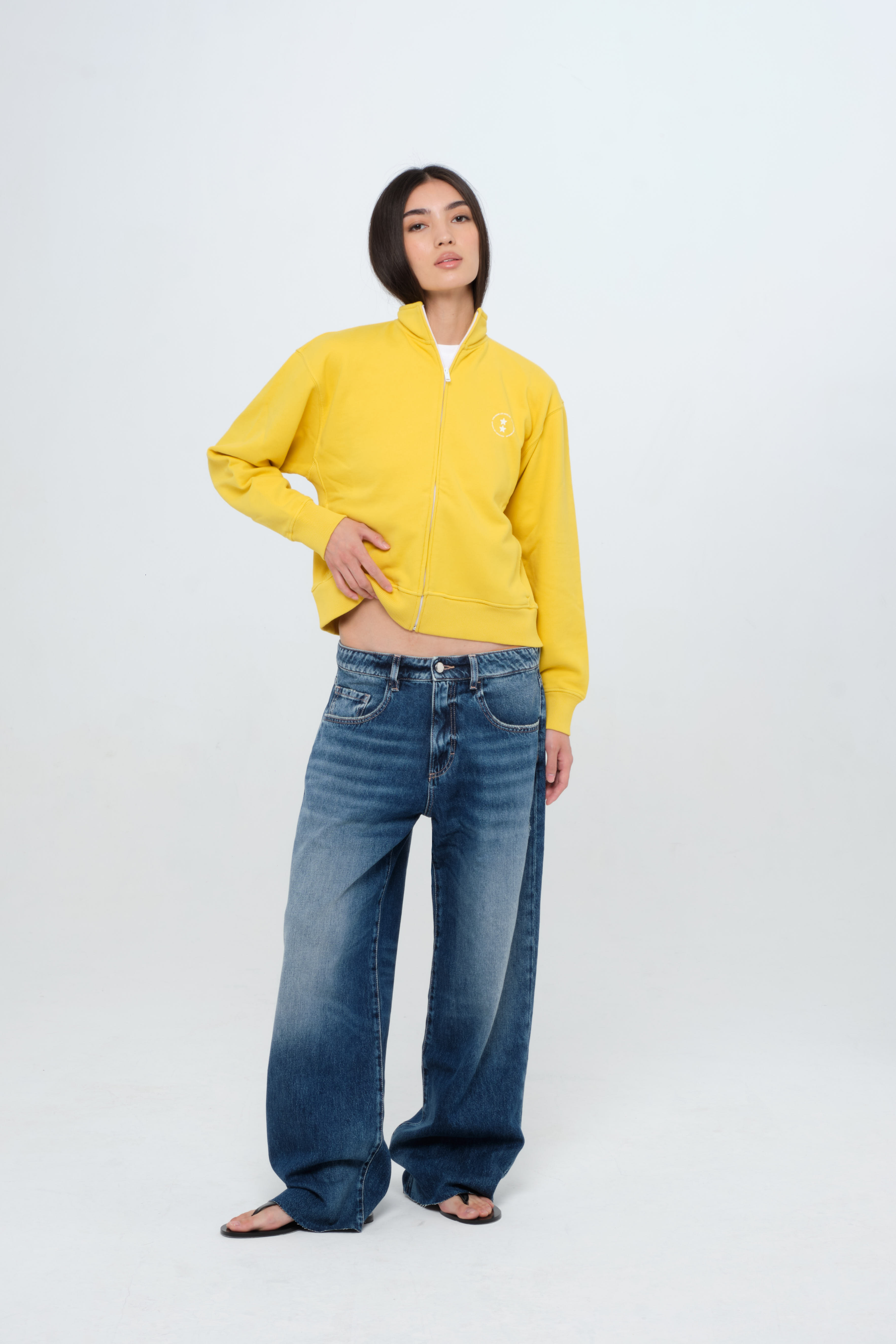 Bea women’s wide leg jeans in dark wash, 100% rigid cotton denim, worn by a model with a yellow sweatshirt.