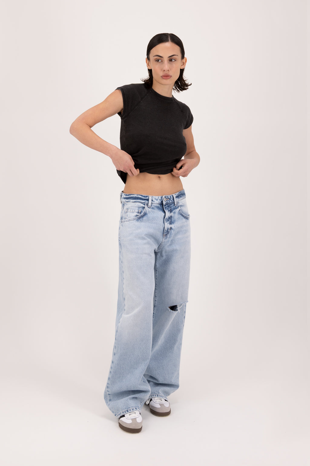 Bea women’s wide leg jeans in sky blue wash, 100% rigid cotton denim, worn by a model with a black t-shirt.