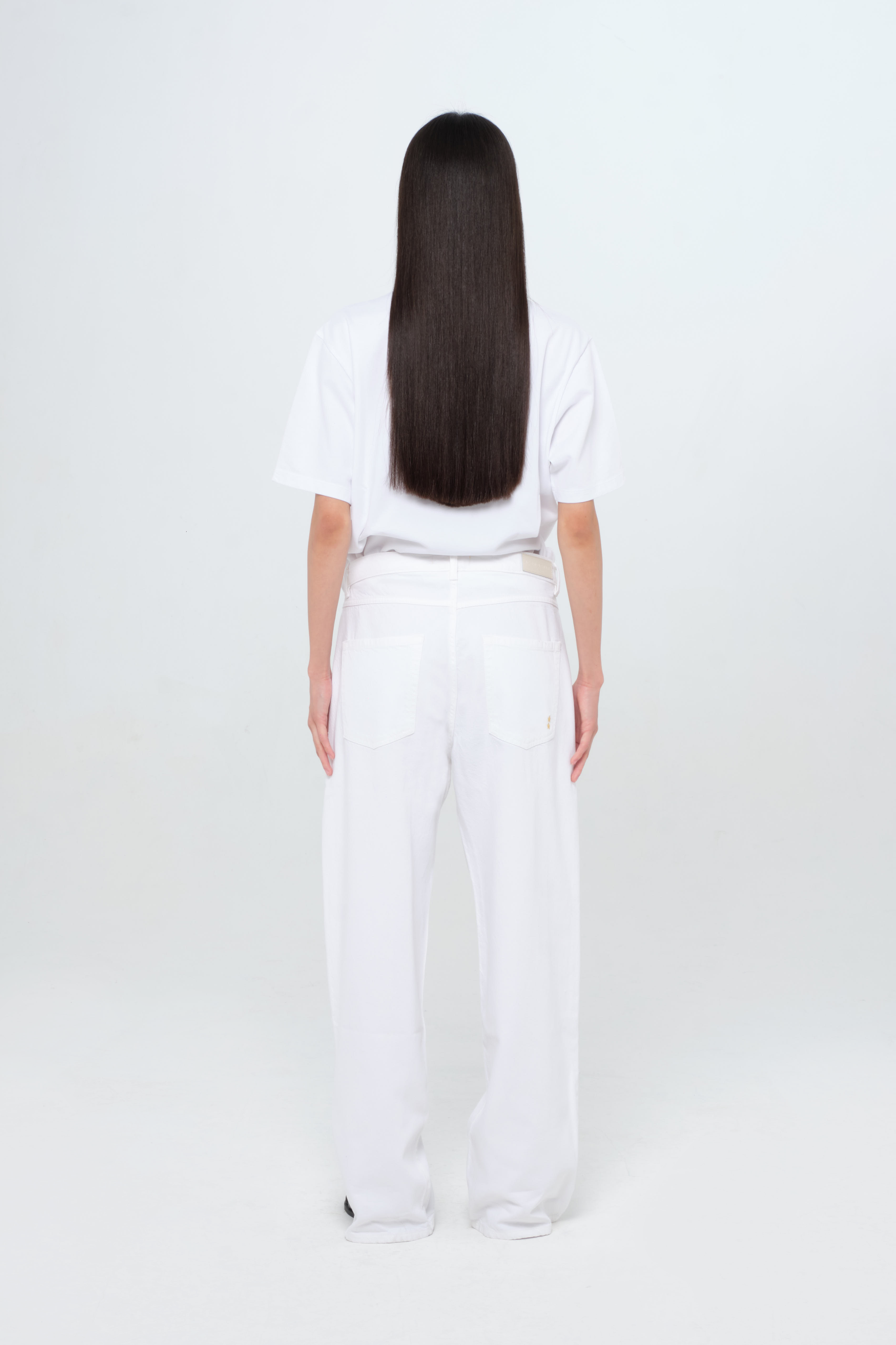 Back view of Bea women’s wide leg jeans in white, 100% soft rigid cotton denim, worn by a model with a white t-shirt.