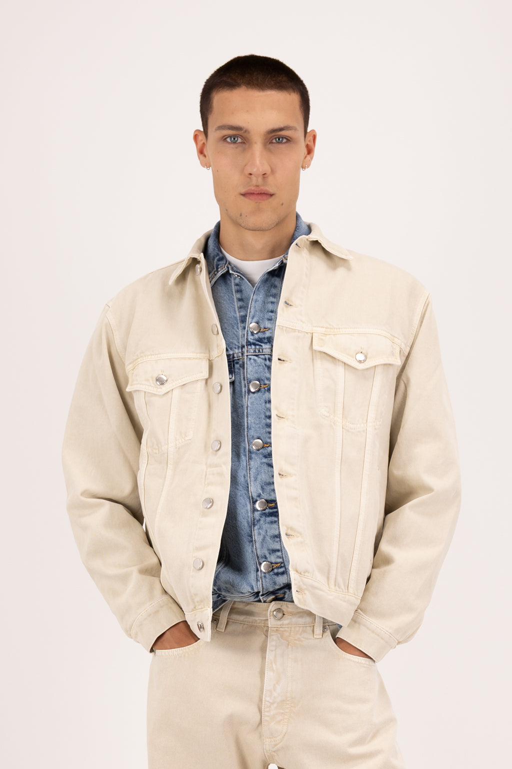 Cal men’s regular jacket in desert wash, 100% rigid cotton denim, worn by a model with jeans.