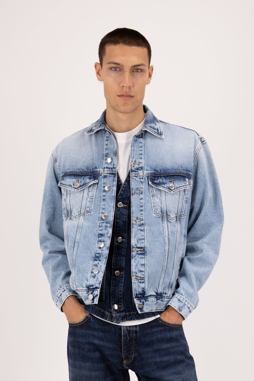 Cal men’s regular jacket in sky blue wash, 100% rigid cotton denim, worn by a model with jeans.