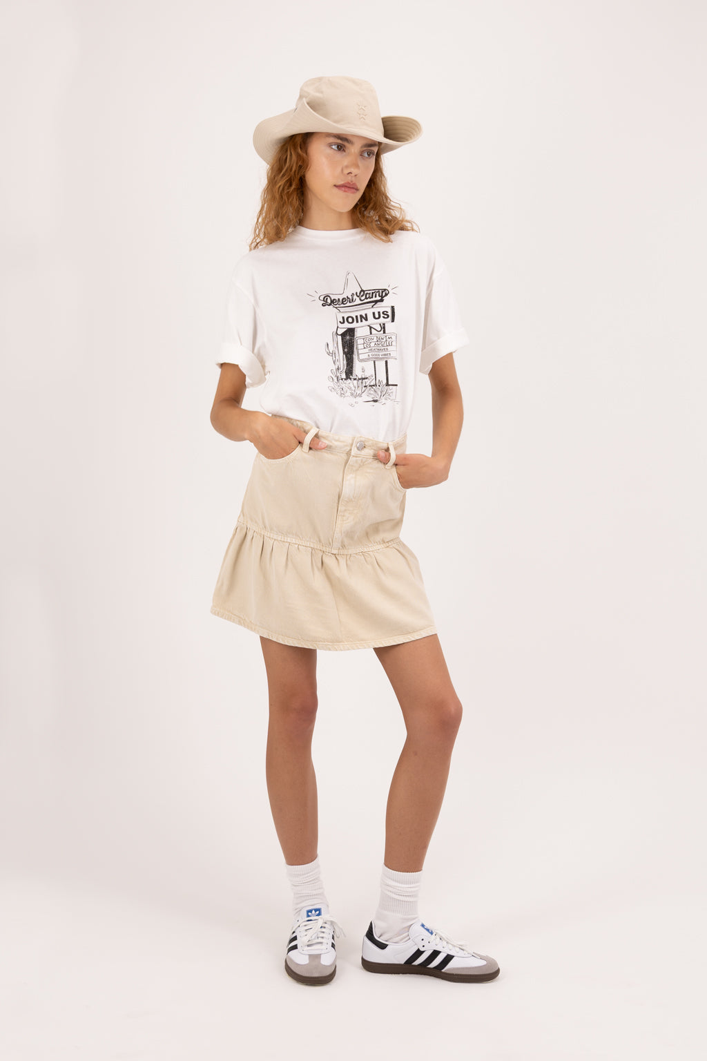 Caly women’s regular skirt jeans in desert wash, 100% rigid soft cotton denim, worn by a model with a white t-shirt.