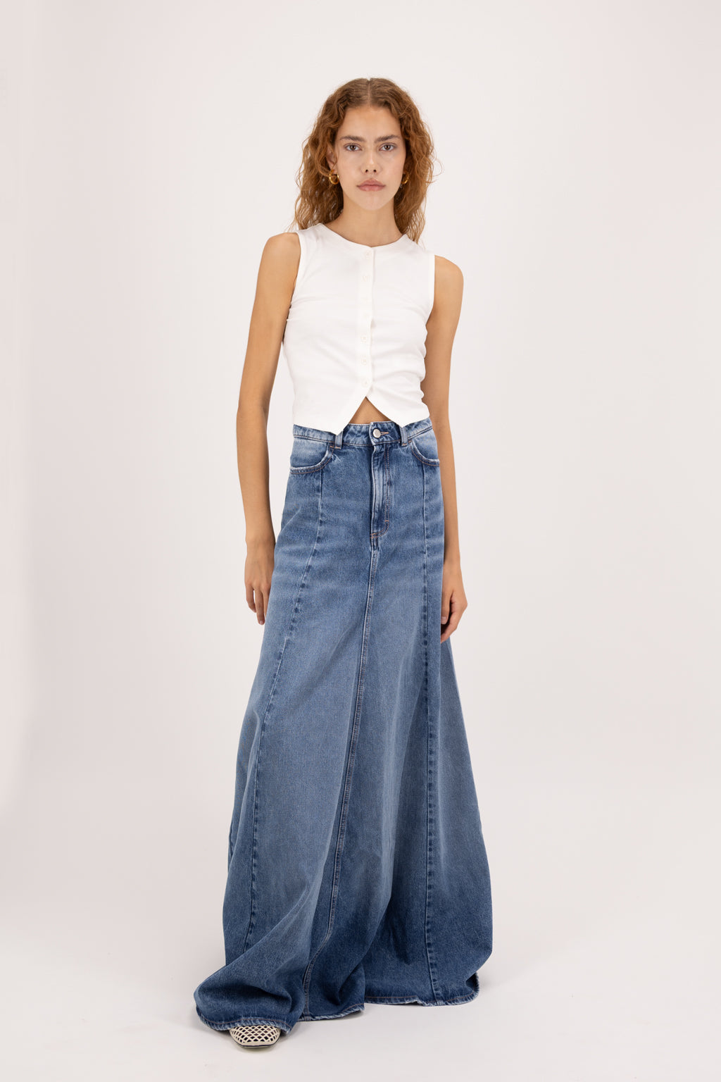 Cora women’s oversize skirt in eclipse wash, 100% rigid cotton denim, worn by a model with a white tank top.