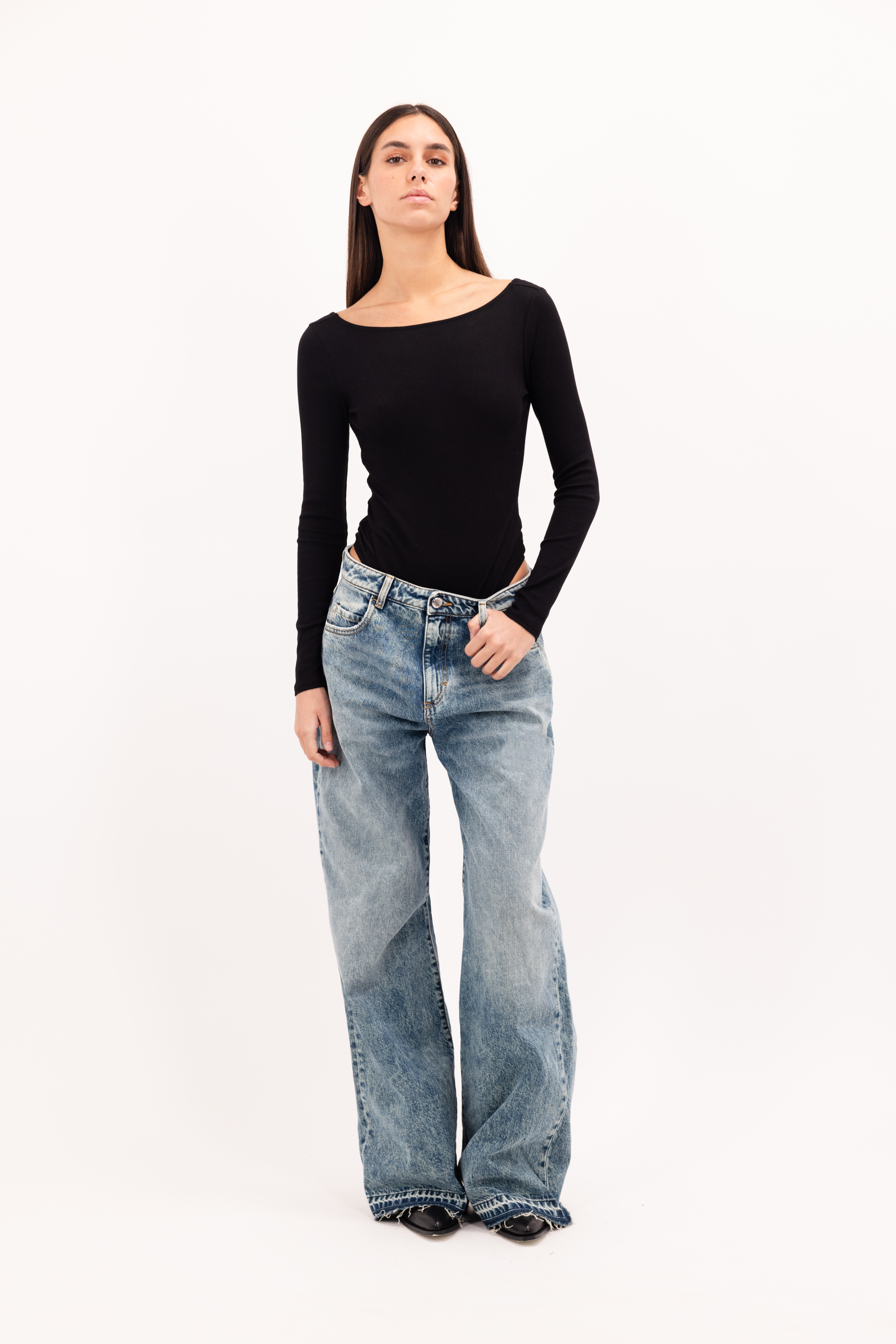 Debby women’s wide leg jeans in aged stone wash, 100% rigid cotton denim, worn by a model with a black top.