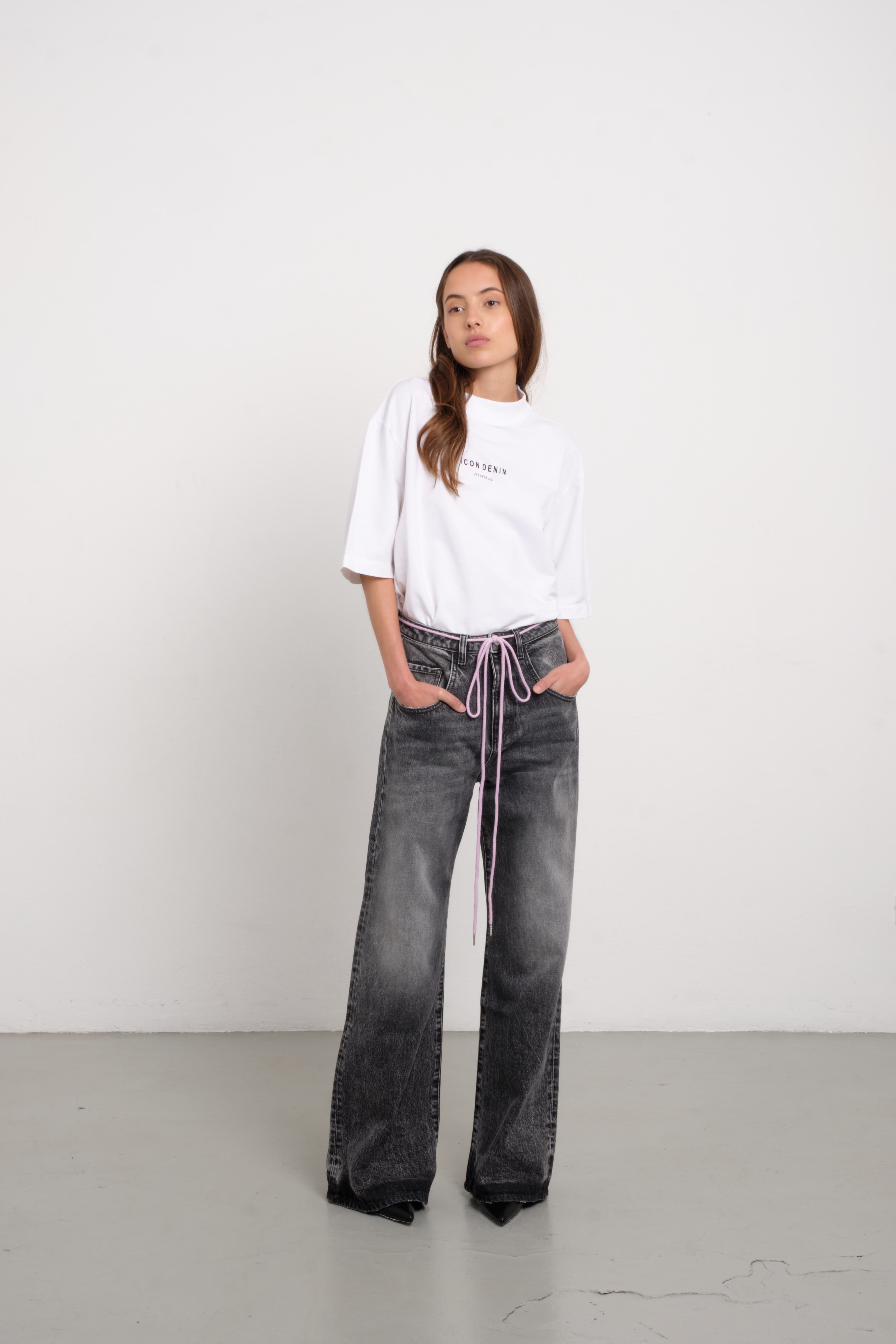 Debby women’s wide leg jeans in dark gray wash, 100% rigid cotton denim, worn by a model with a white shirt.
