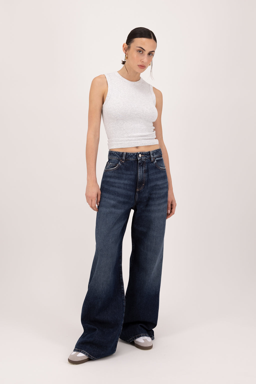 Debby women’s wide leg jeans in deep blue wash, 100% rigid cotton denim, worn by a model with a gray tank top.