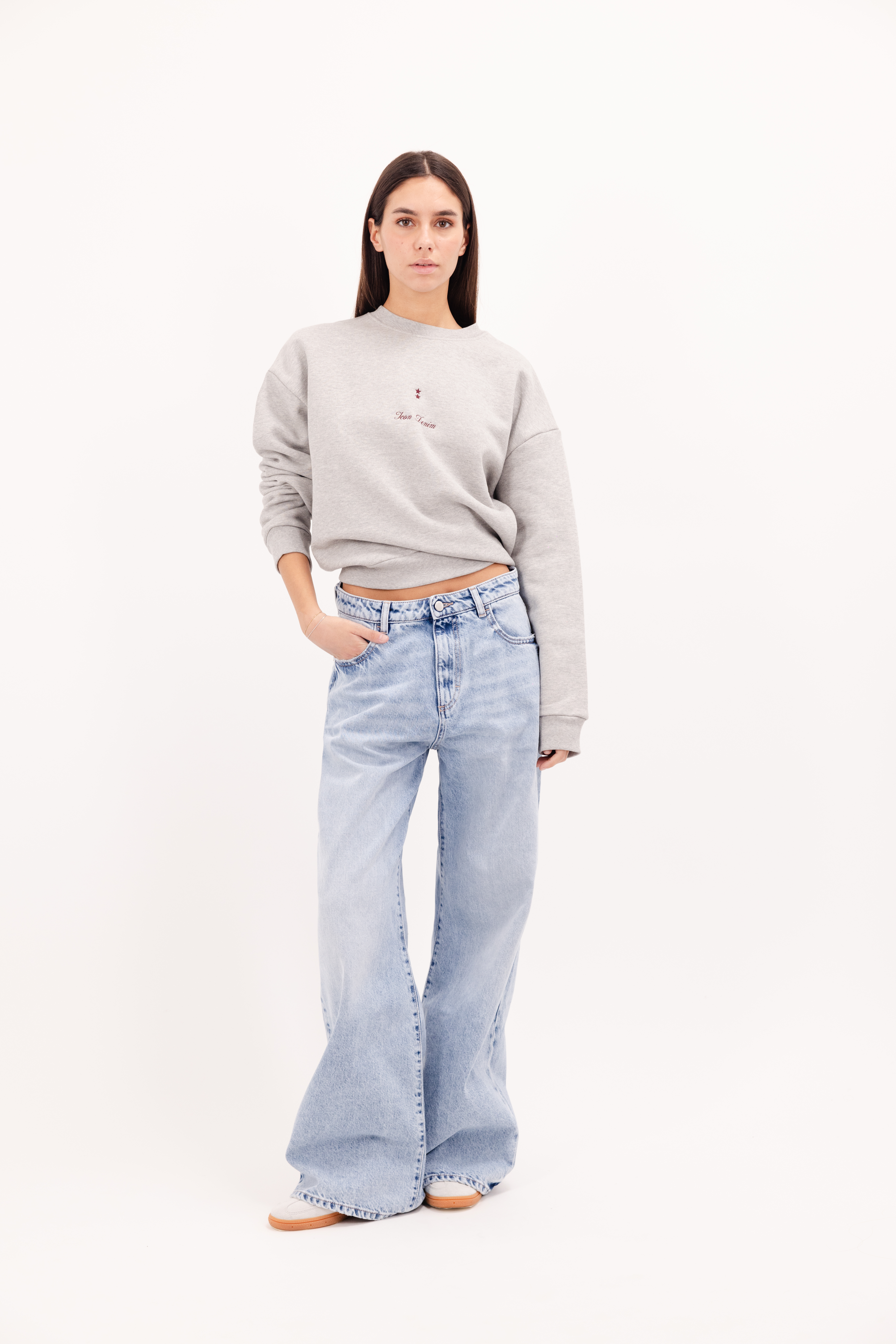 Debby women’s wide leg jeans in sky blue wash, 100% rigid cotton denim, worn by a model with a grey sweatshirt.