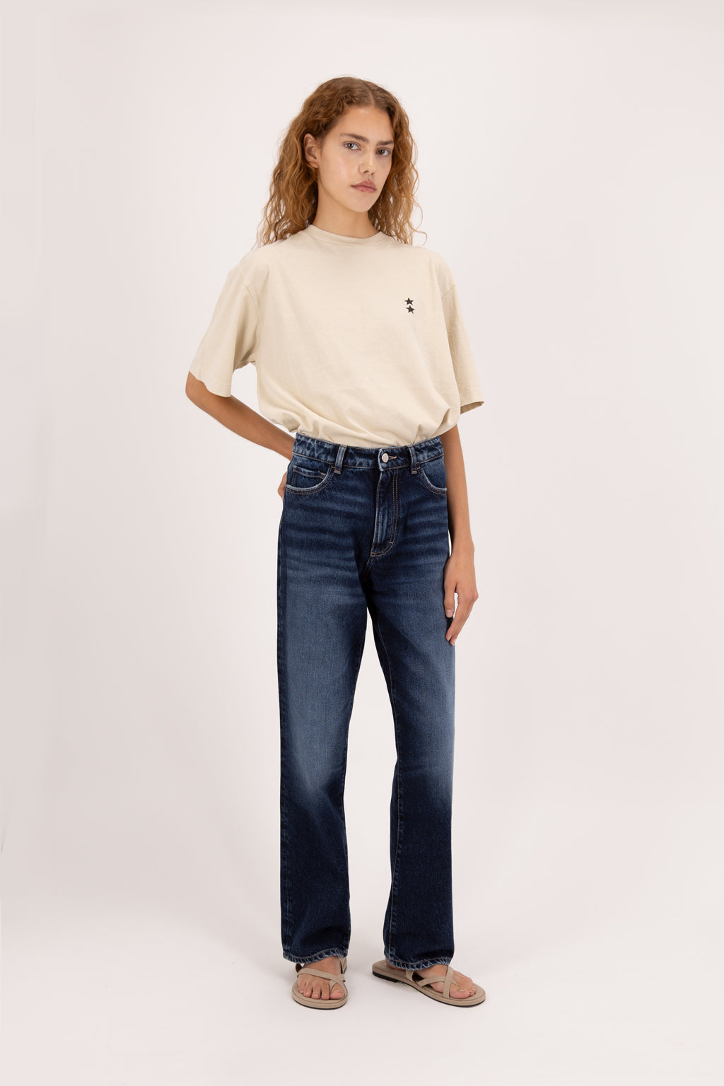 Didy women’s straight leg jeans in deep blue wash, 100% rigid cotton denim, worn by a model with a desert t-shirt.