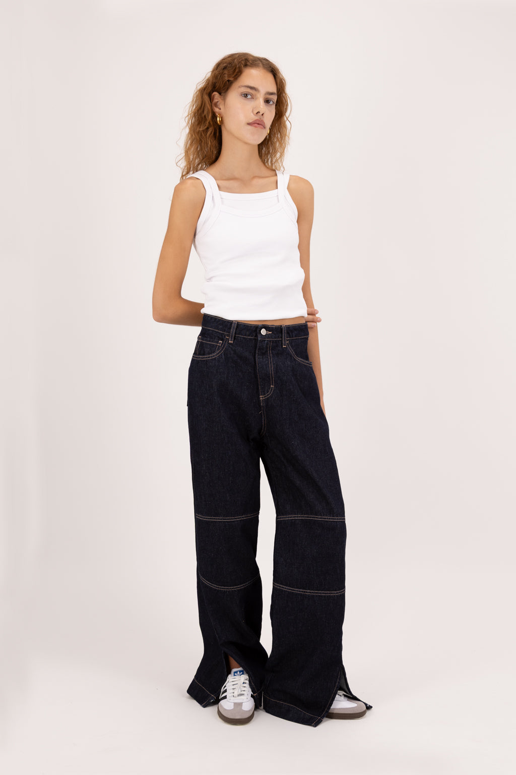 Faby women’s wide leg jeans in indigo raw, 100% rigid cotton denim, worn by a model with a white tank top.