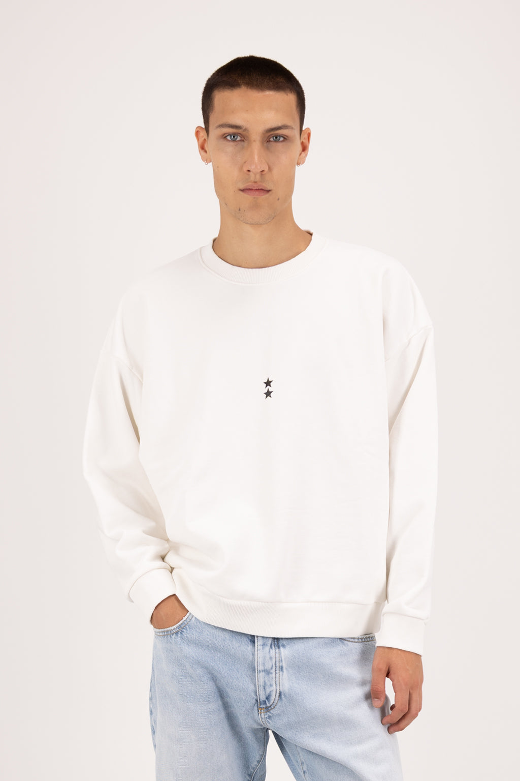 Fitz men’s sweatshirt in white, 100% cotton, worn by a model with jeans.