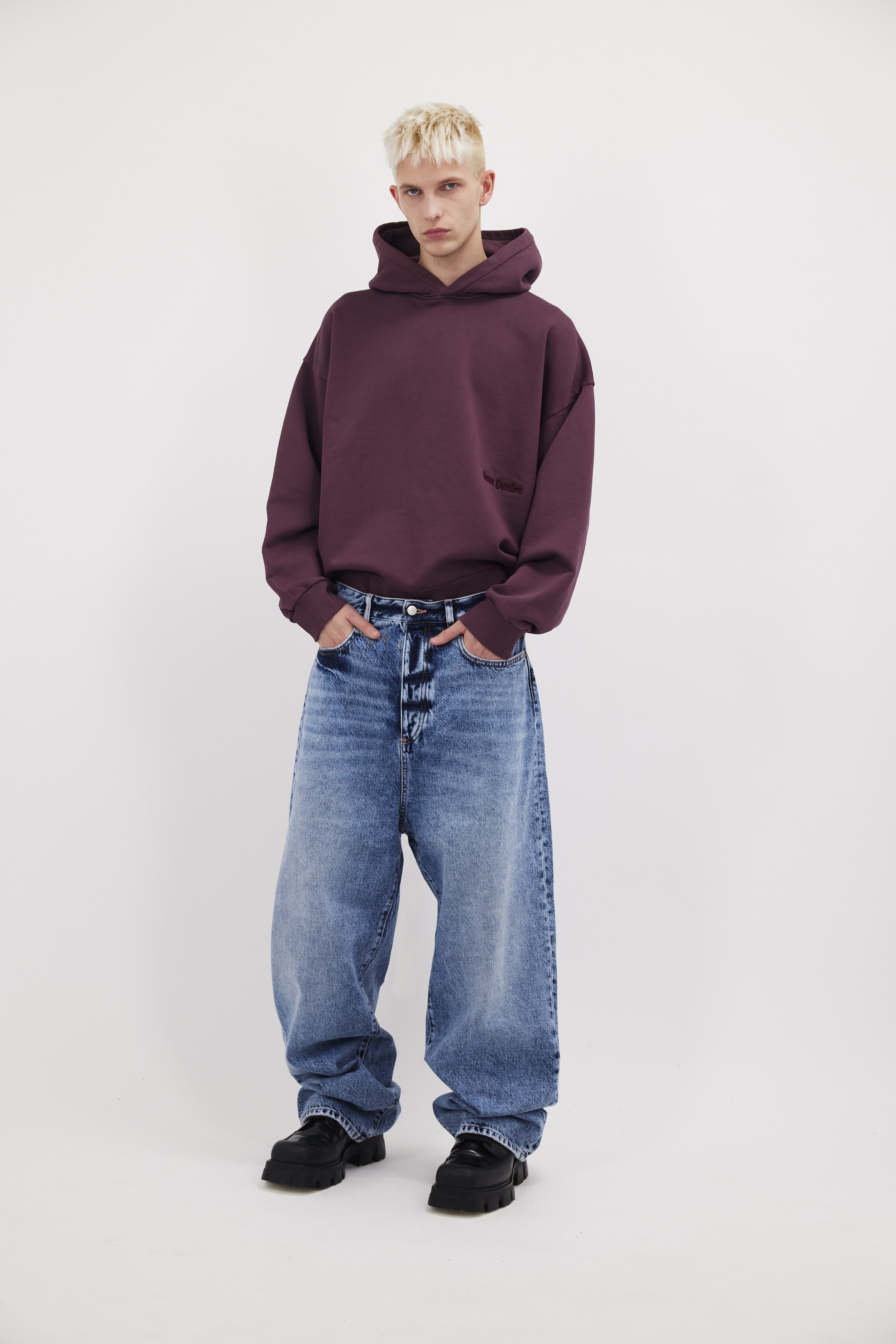 Gab men’s wide leg jeans in misty blue wash, 100% rigid cotton denim, worn by a model with a cherry sweatshirt.