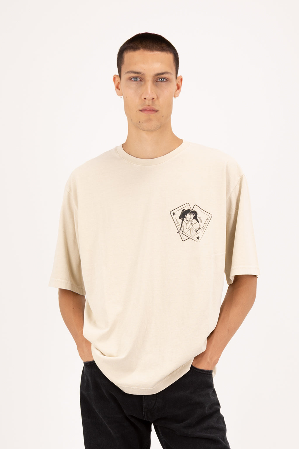 Haak men’s t-shirt in desert, 100% cotton, worn by a model with jeans.