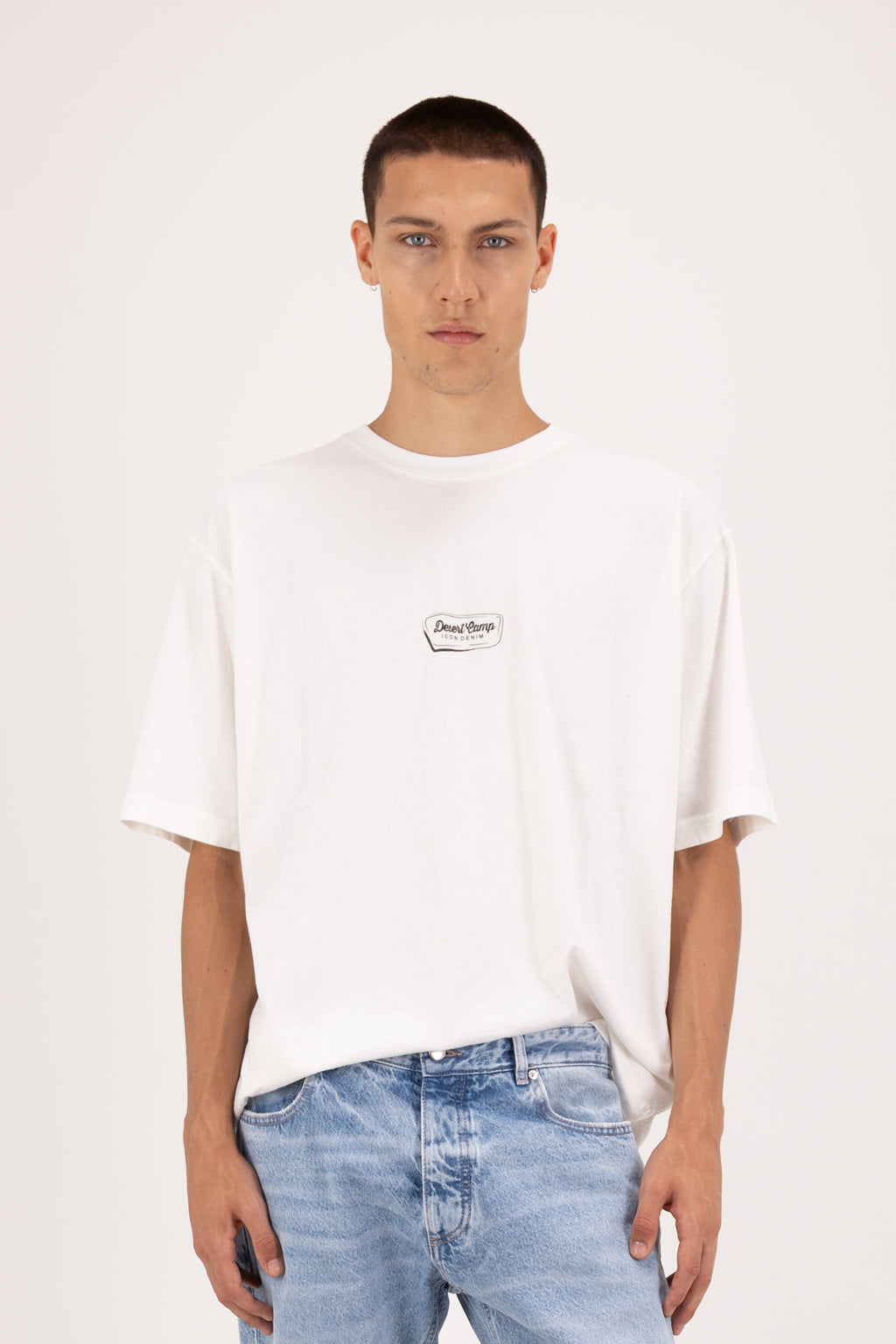 Haak men’s t-shirt in white, 100% cotton, worn by a model with jeans.