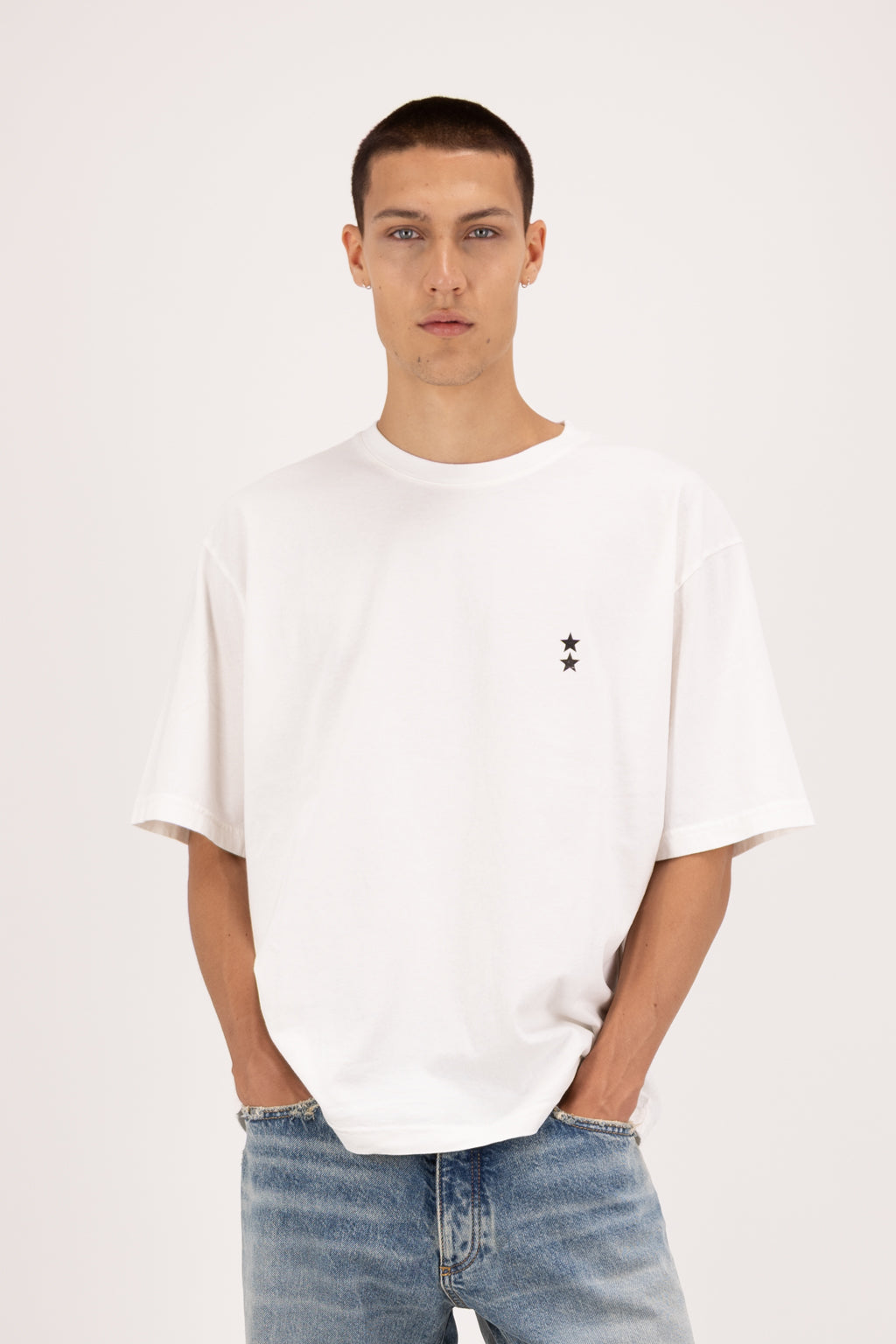 Haak men’s t-shirt in white, 100% cotton, worn by a model with jeans.