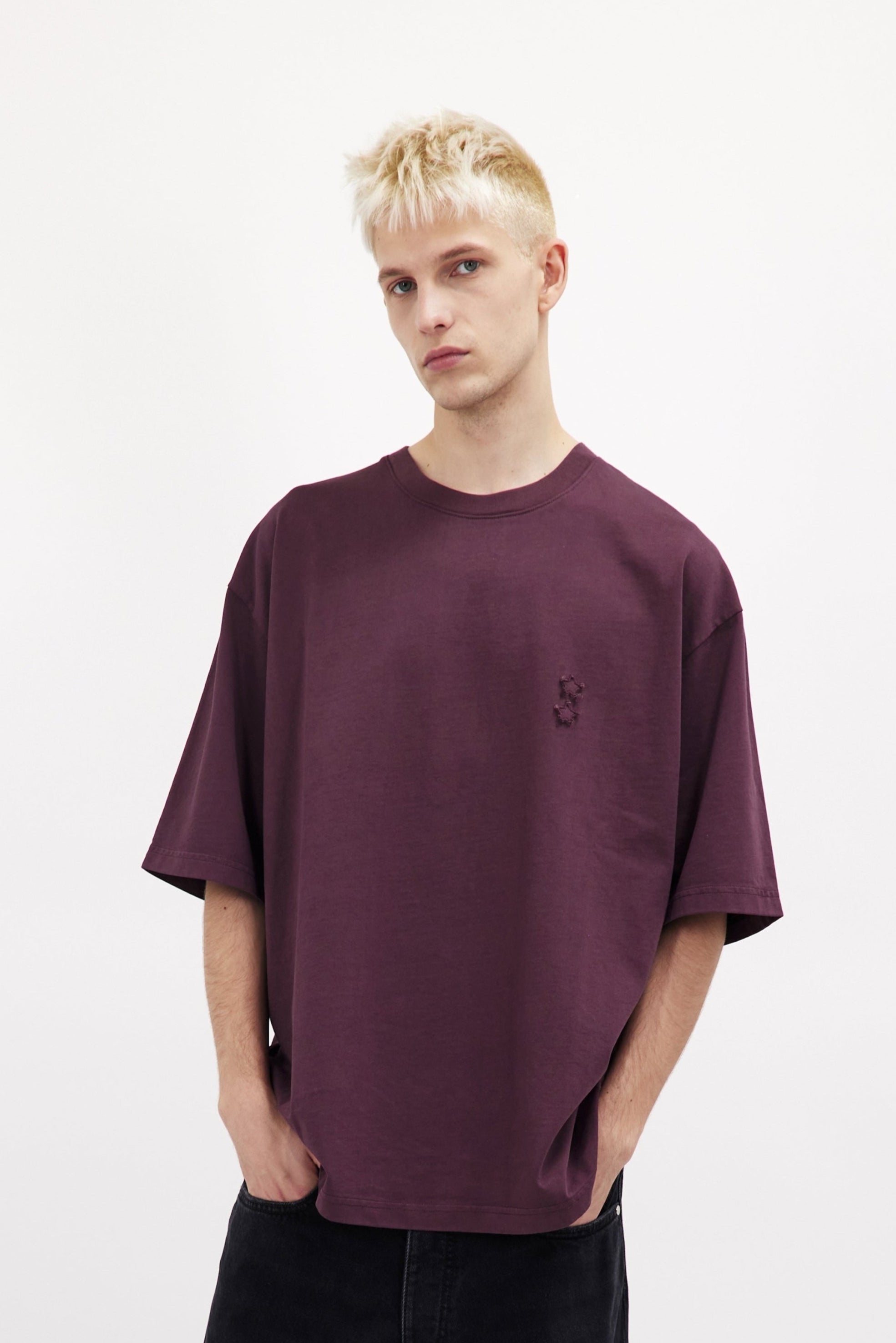 Haak men’s t-shirt in cherry, 100% cotton, worn by a model with jeans.