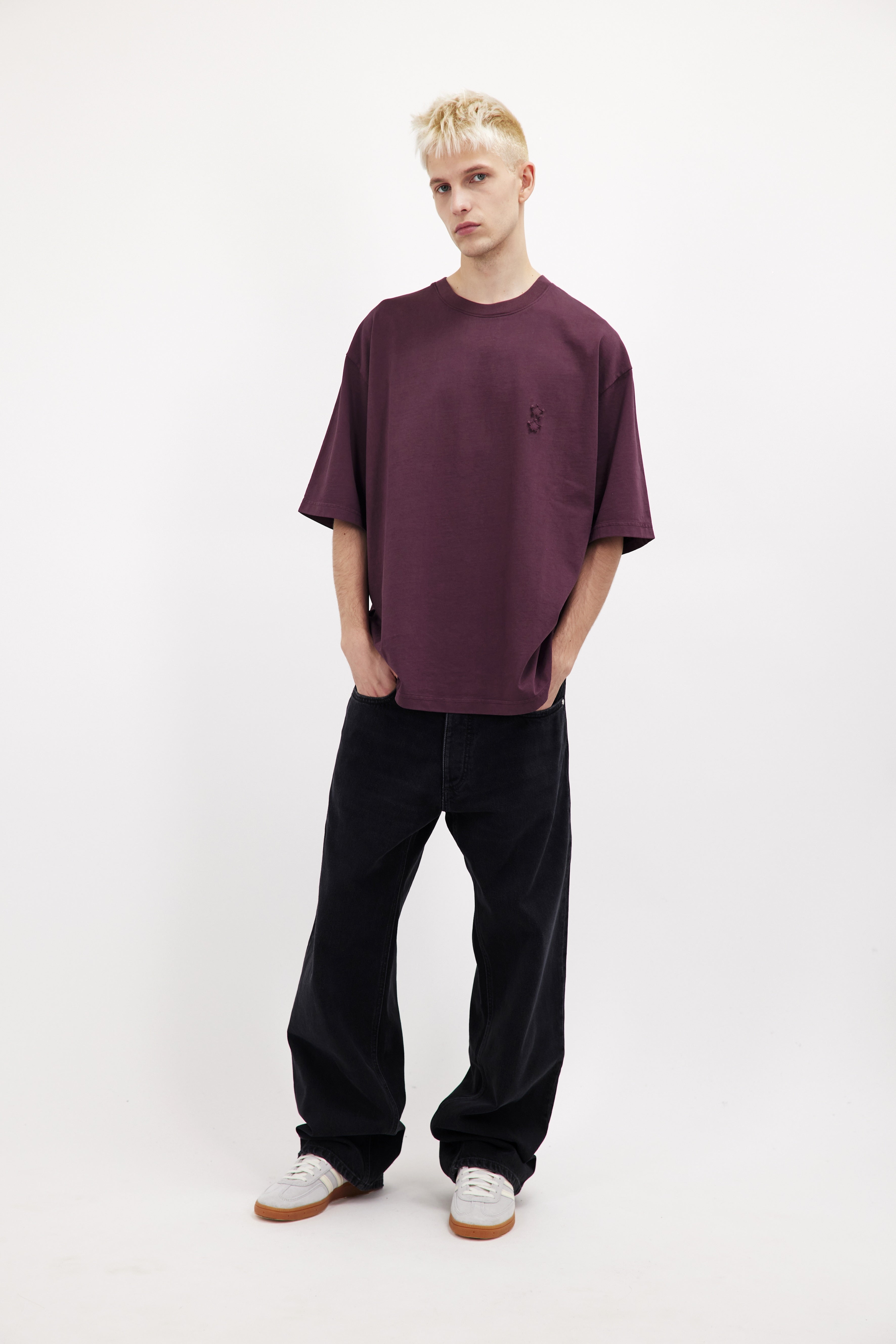 Haak men’s t-shirt in cherry, 100% cotton, worn by a model with jeans.