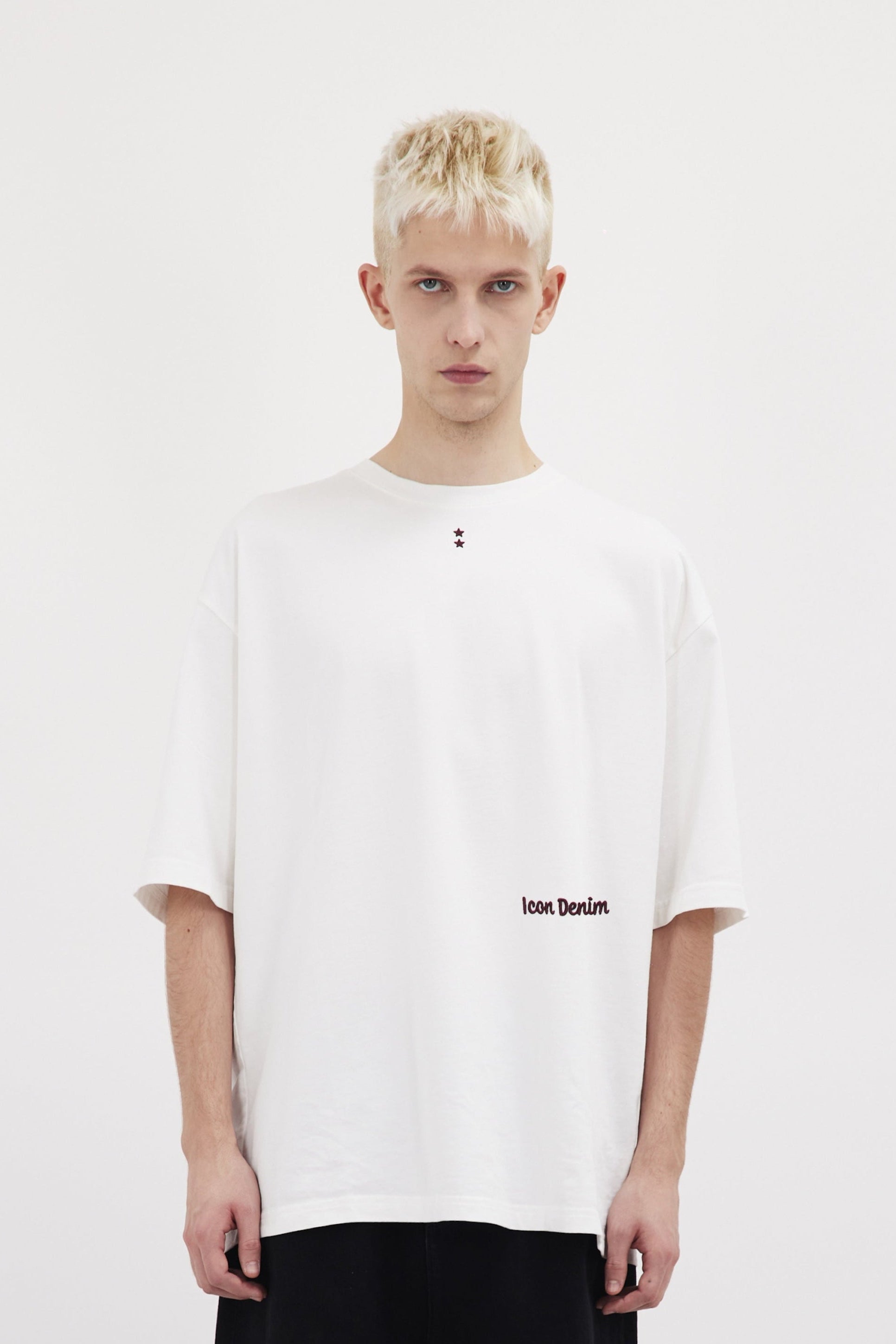 Haak men’s t-shirt in white, 100% cotton, worn by a model with jeans.