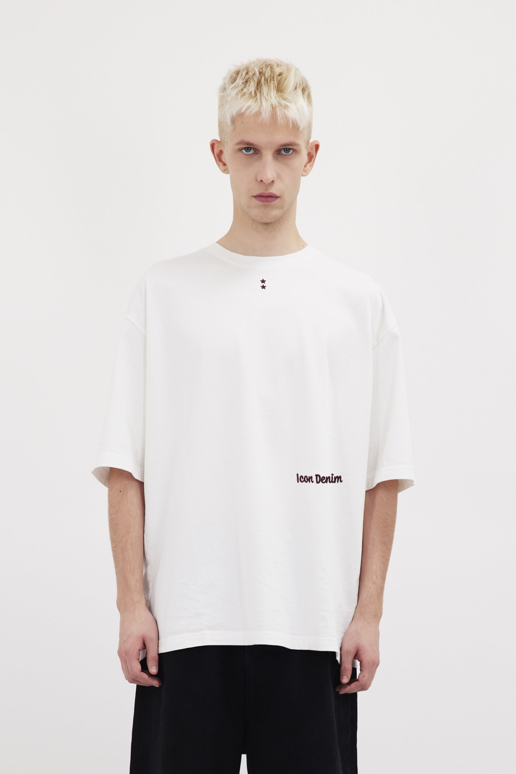 Haak men’s t-shirt in white, 100% cotton, worn by a model with jeans.