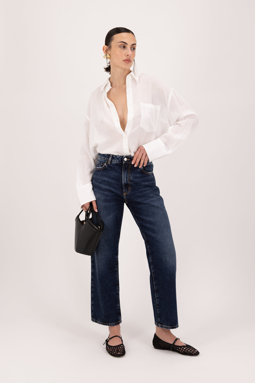 Jill women’s straight leg jeans in deep blue wash, 100% rigid cotton denim, worn by a model with a white shirt.