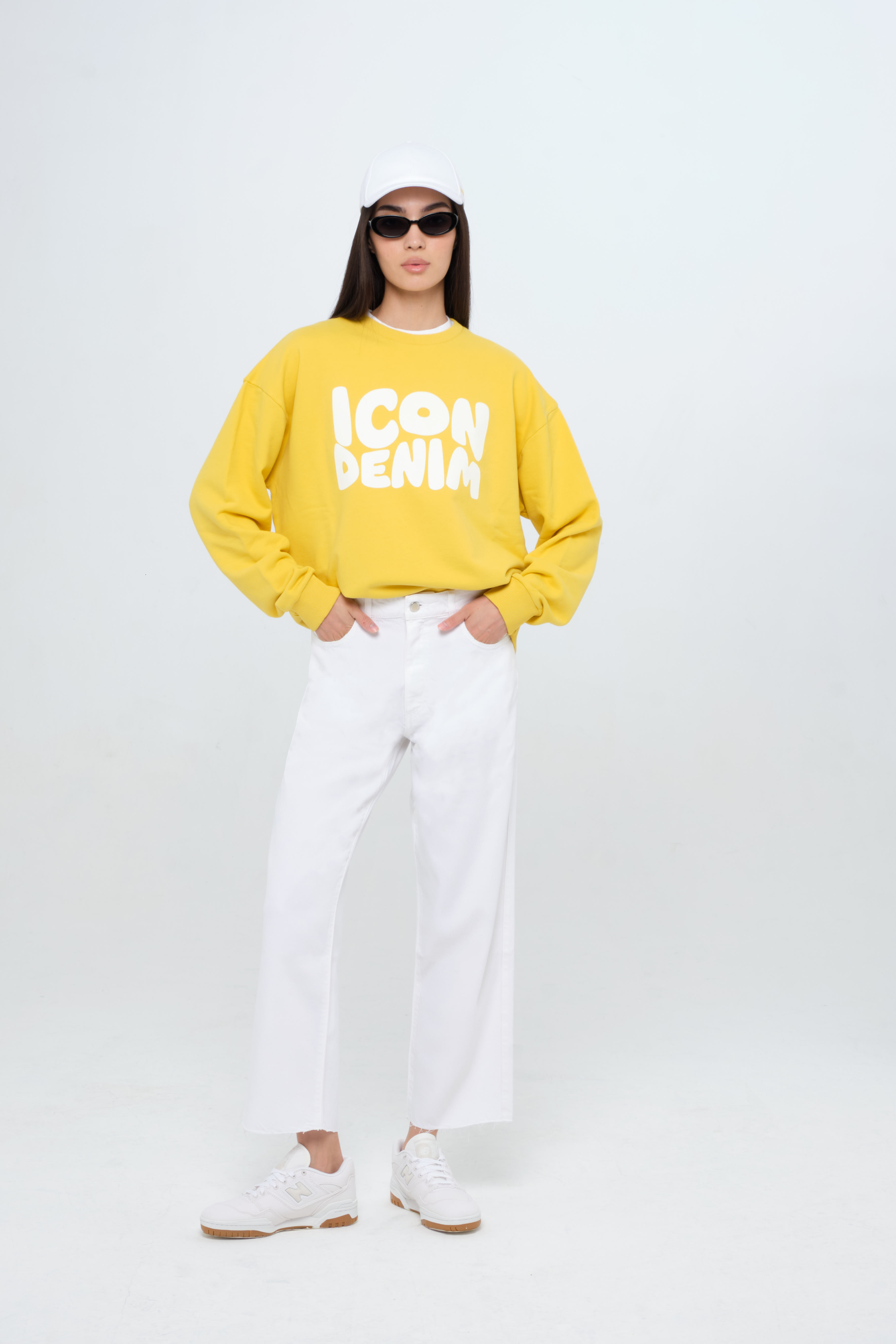 Jill women’s wide straight jeans in white, 100% rigid cotton denim, worn by a model with a yellow sweatshirt.