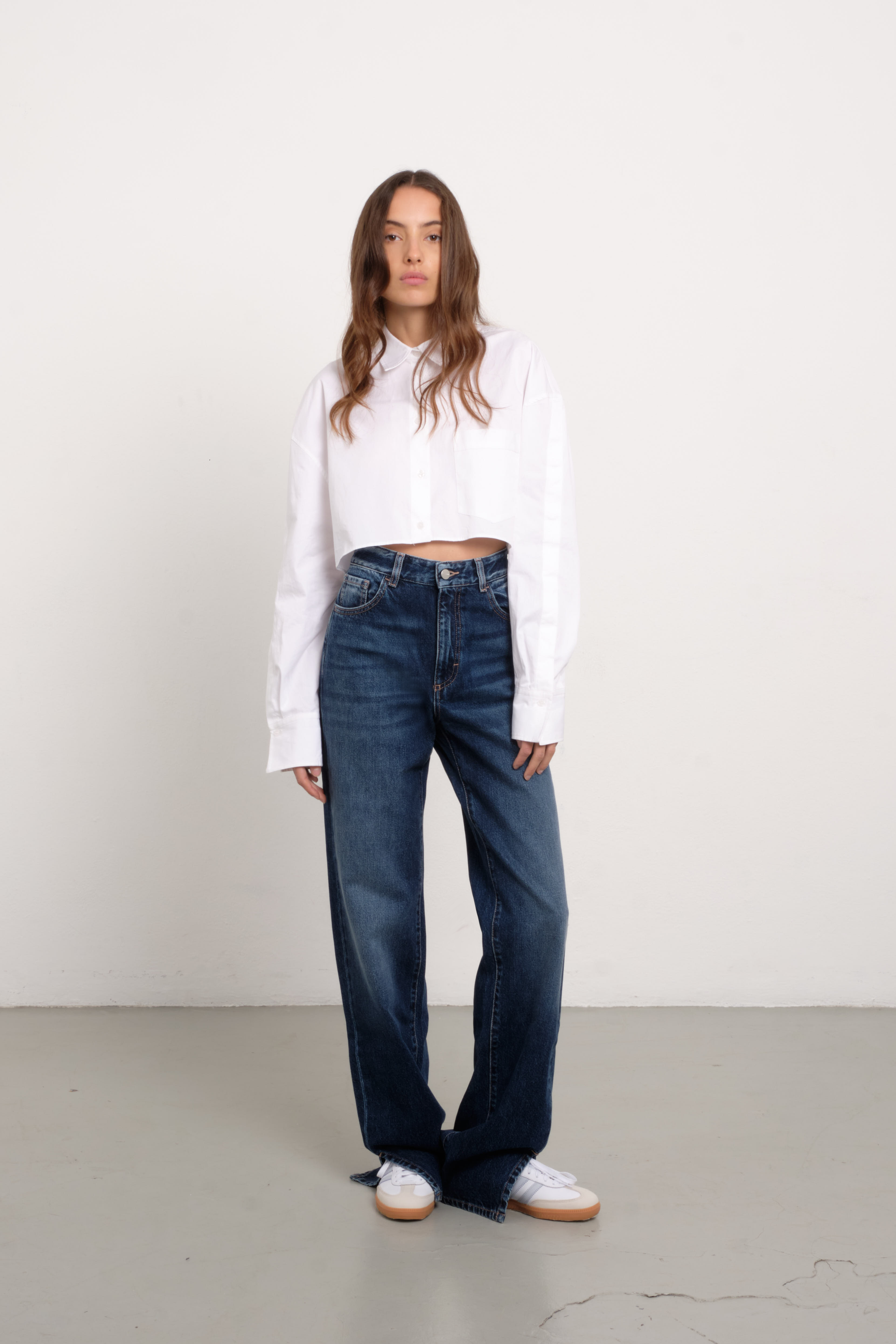 Jodie women’s straight leg jeans in dark wash, 100% rigid cotton denim, worn by a model with a white shirt.