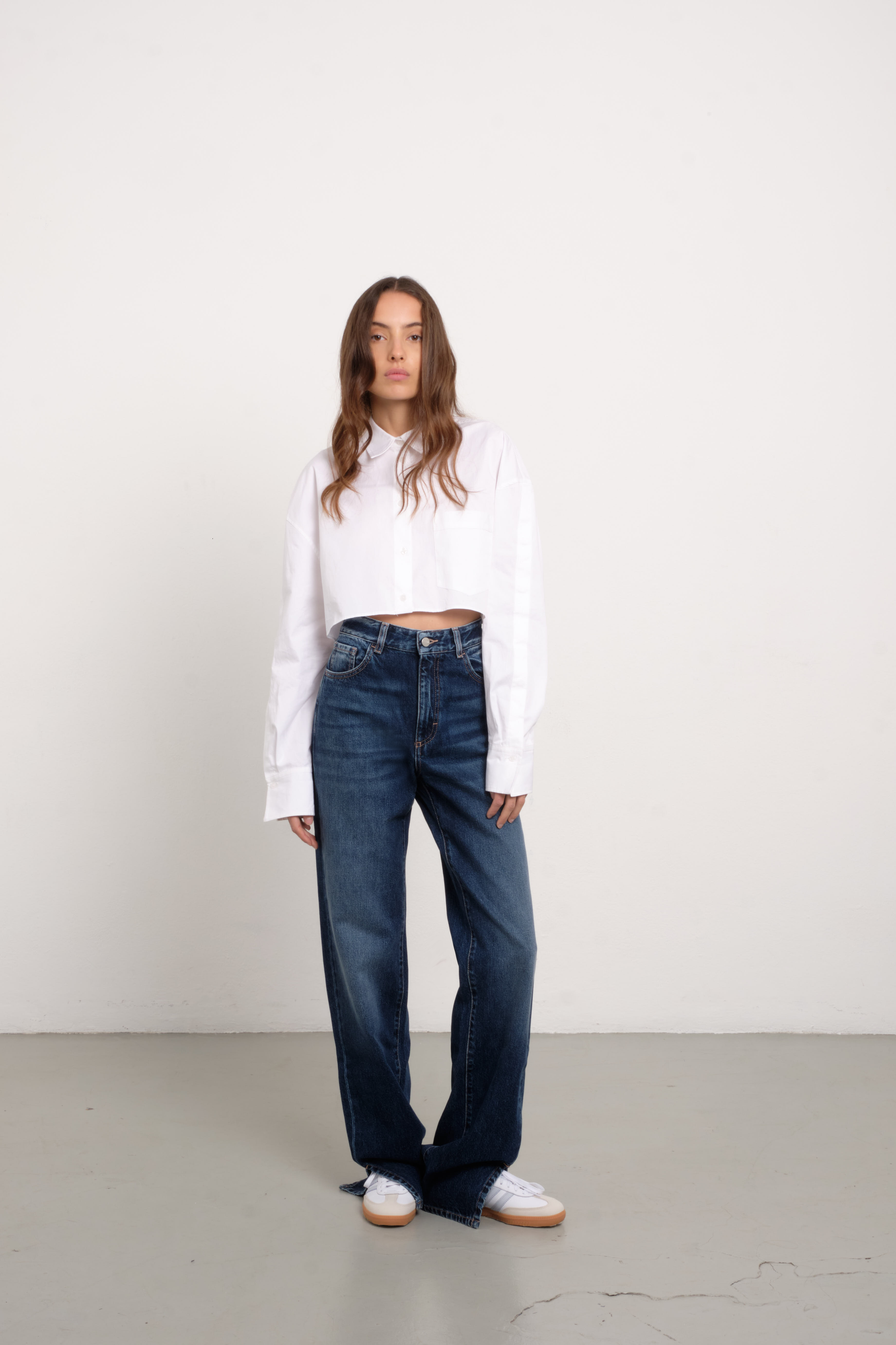Jodie women’s straight leg jeans in dark wash, 100% rigid cotton denim, worn by a model with a white shirt.