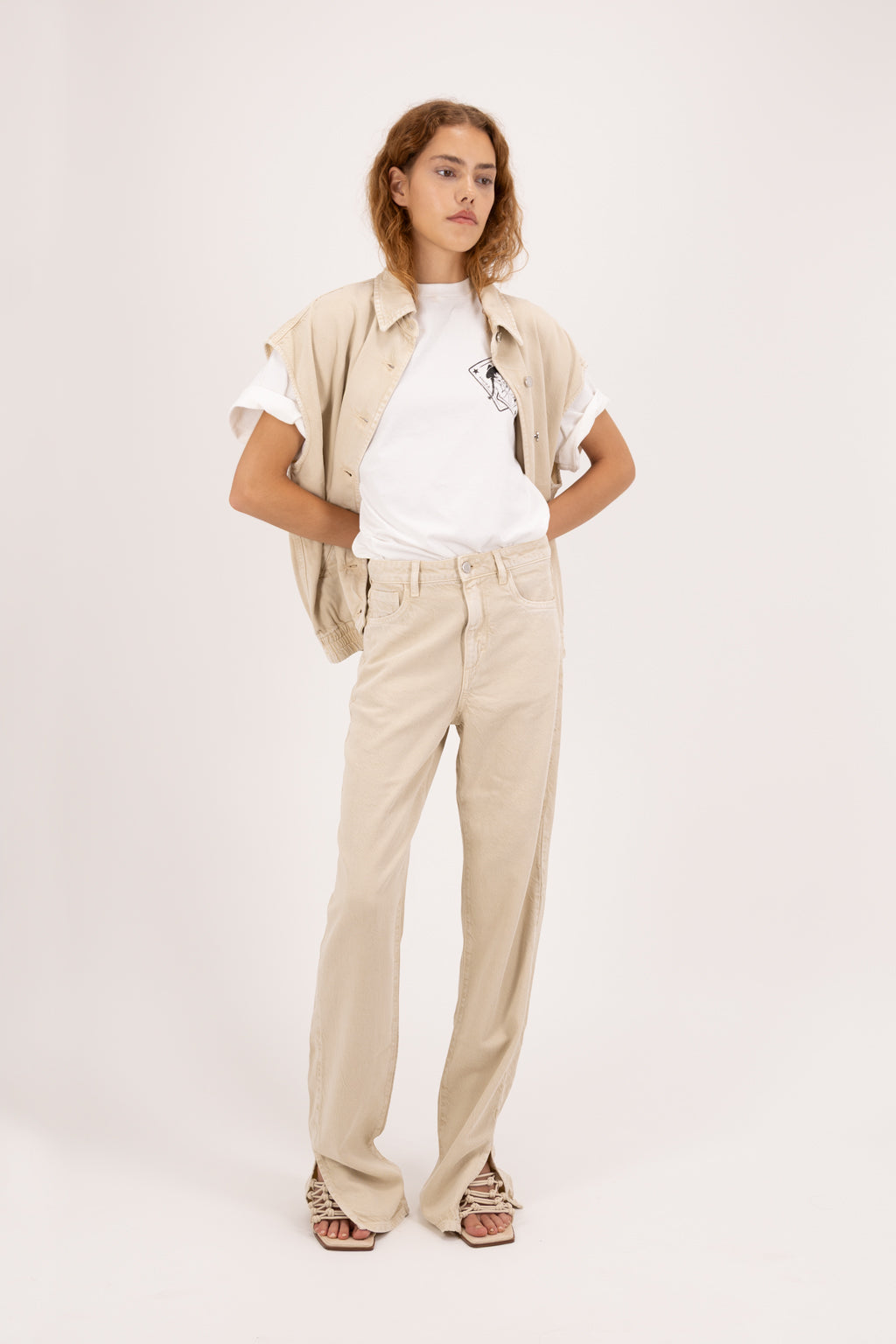 Jodie women’s straight leg jeans in desert wash, 100% rigid soft cotton denim, worn by a model with a white t-shirt.