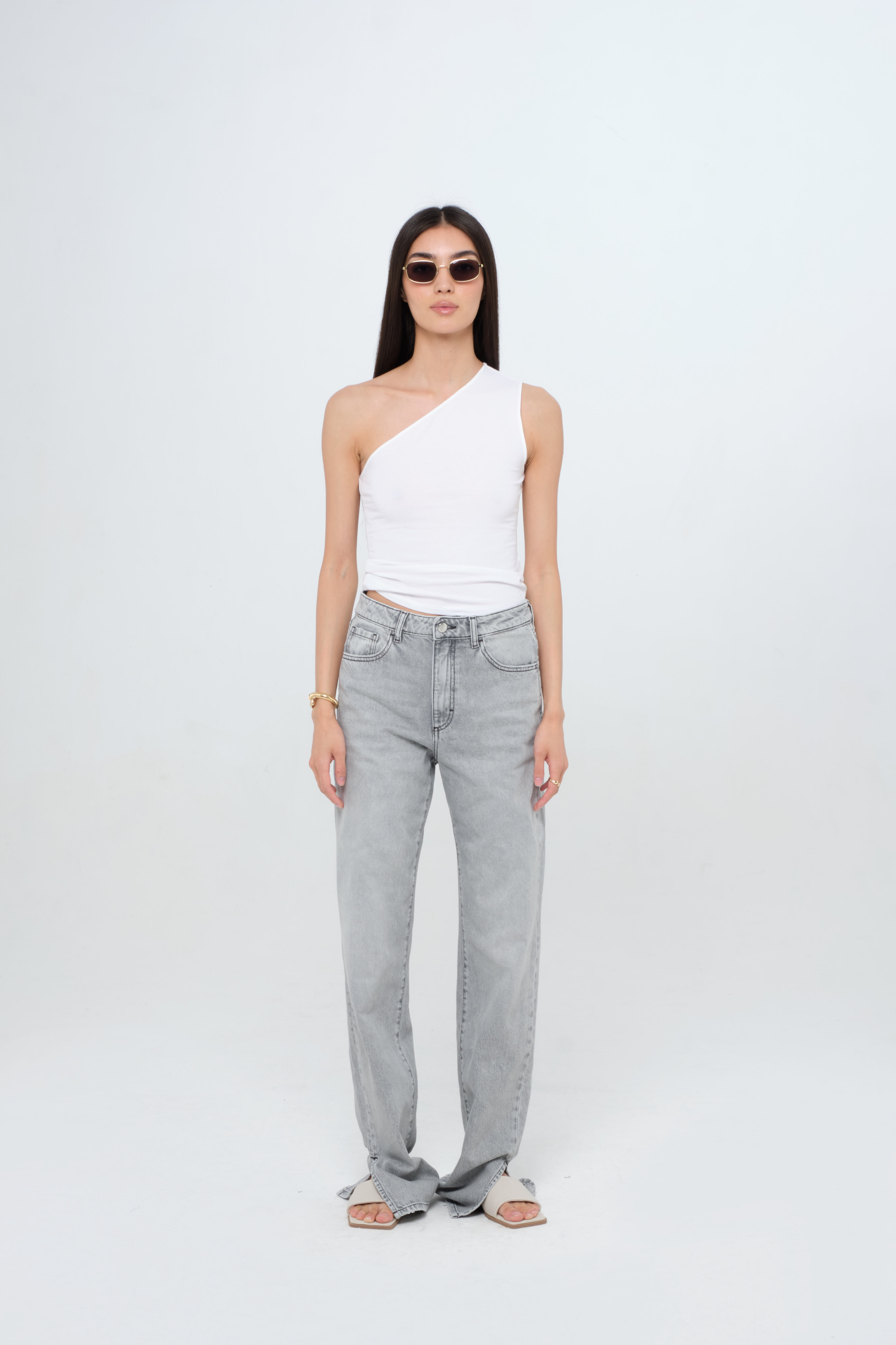 Jodie women’s straight leg jeans in gray wash, 100% rigid cotton denim, worn by a model with a white top.
