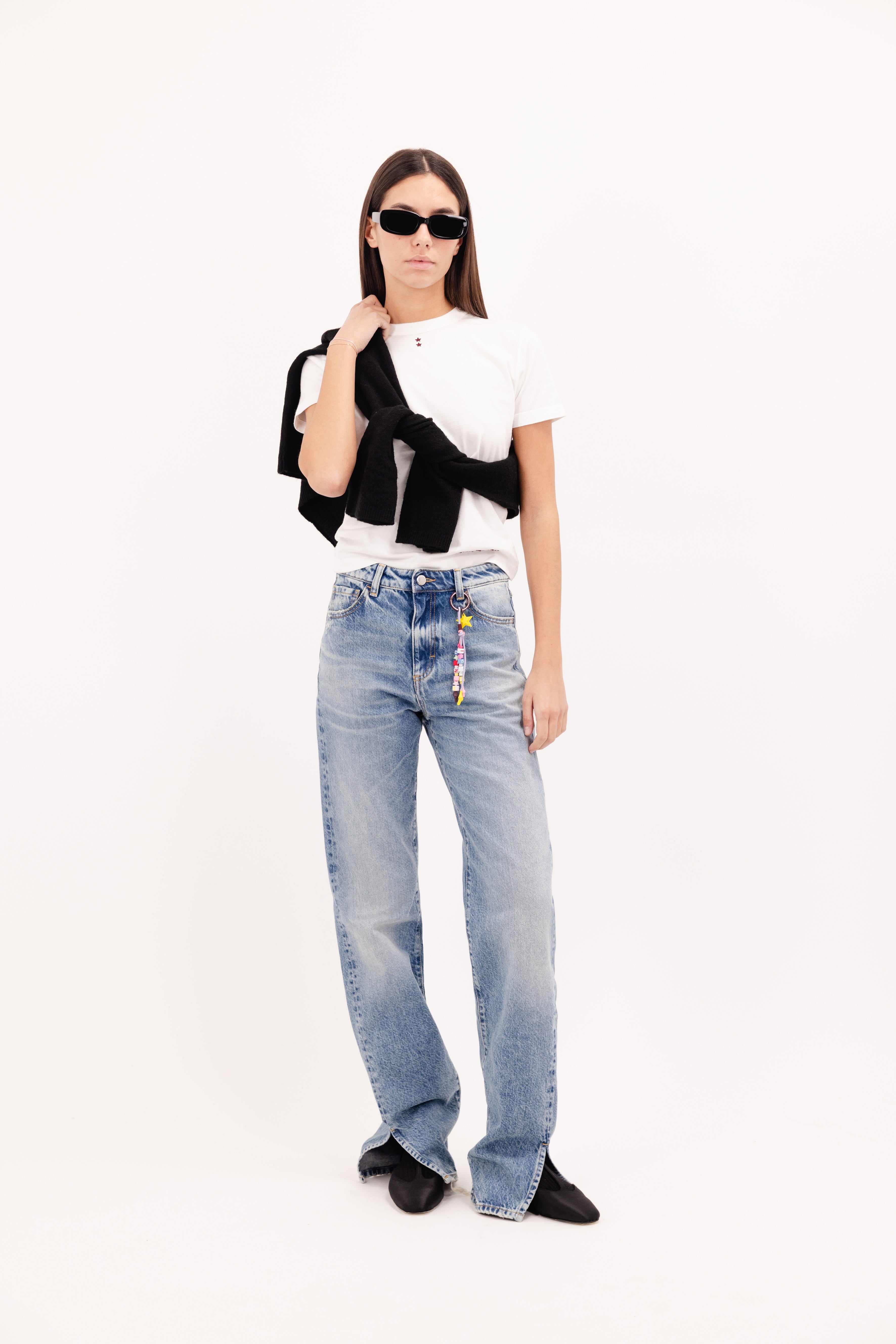 Jodie women’s straight leg jeans in smoke blue wash, 100% rigid cotton denim, worn by a model with a white t-shirt.
