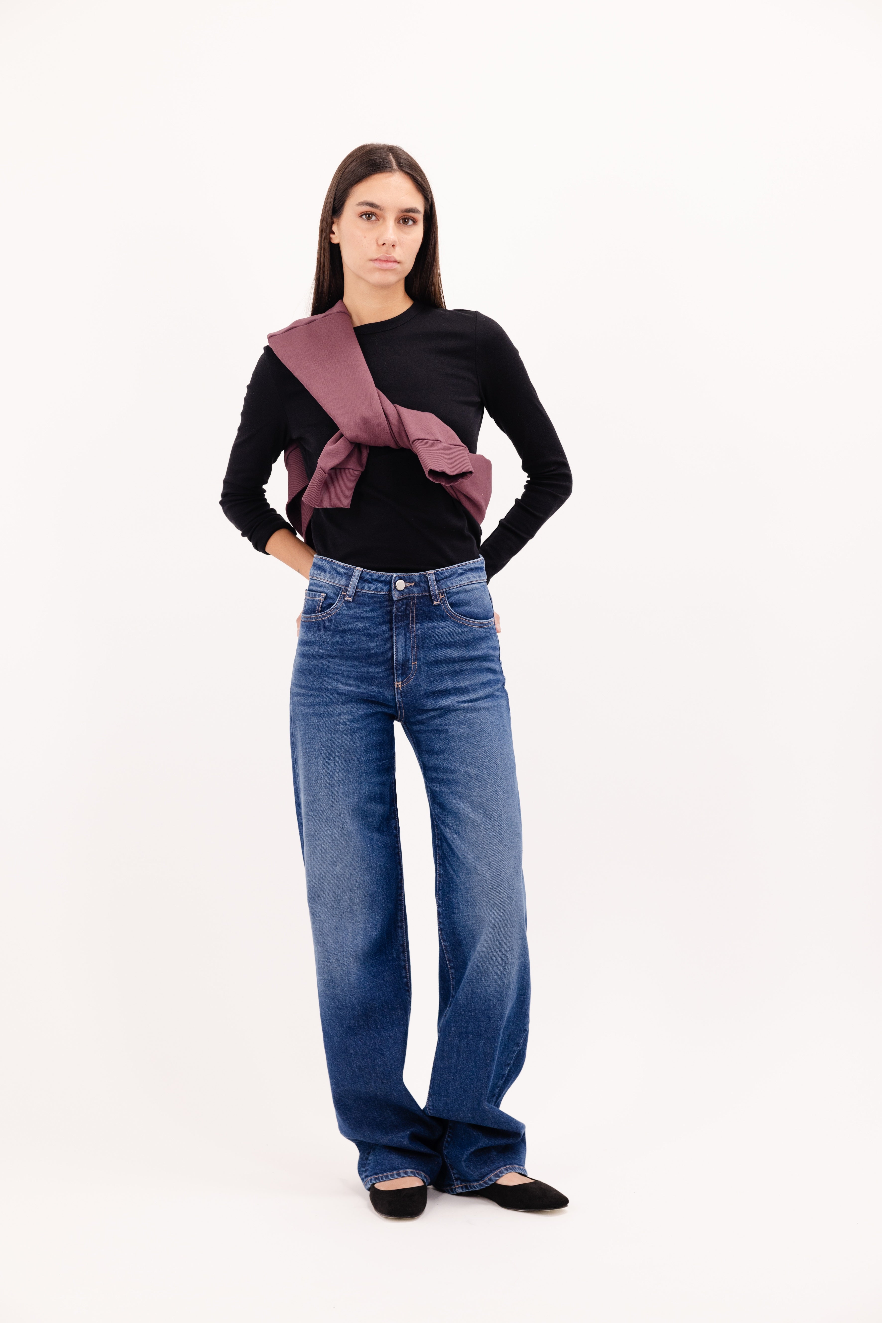 Joia women’s mom jeans in eclipse wash, 99% cotton denim and 1% Elastan fibers, worn by a model with a black longsleeve.