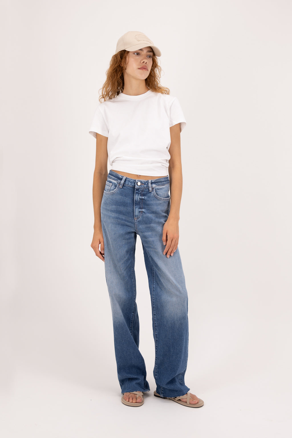 Joia women’s mom jeans in eclipse wash, 99% cotton denim and 1% Elastan fibers, worn by a model with a white t-shirt.