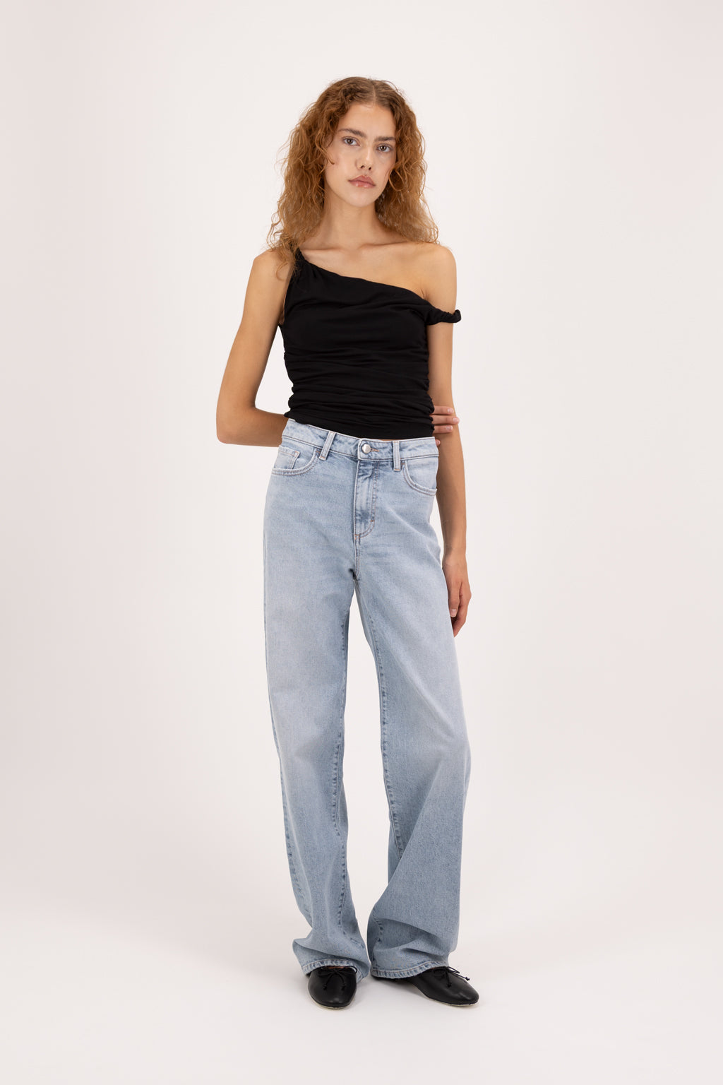 Joia women’s mom jeans in sky blue wash, 99% cotton denim and 1% Elastan fibers, worn by a model with a black top.