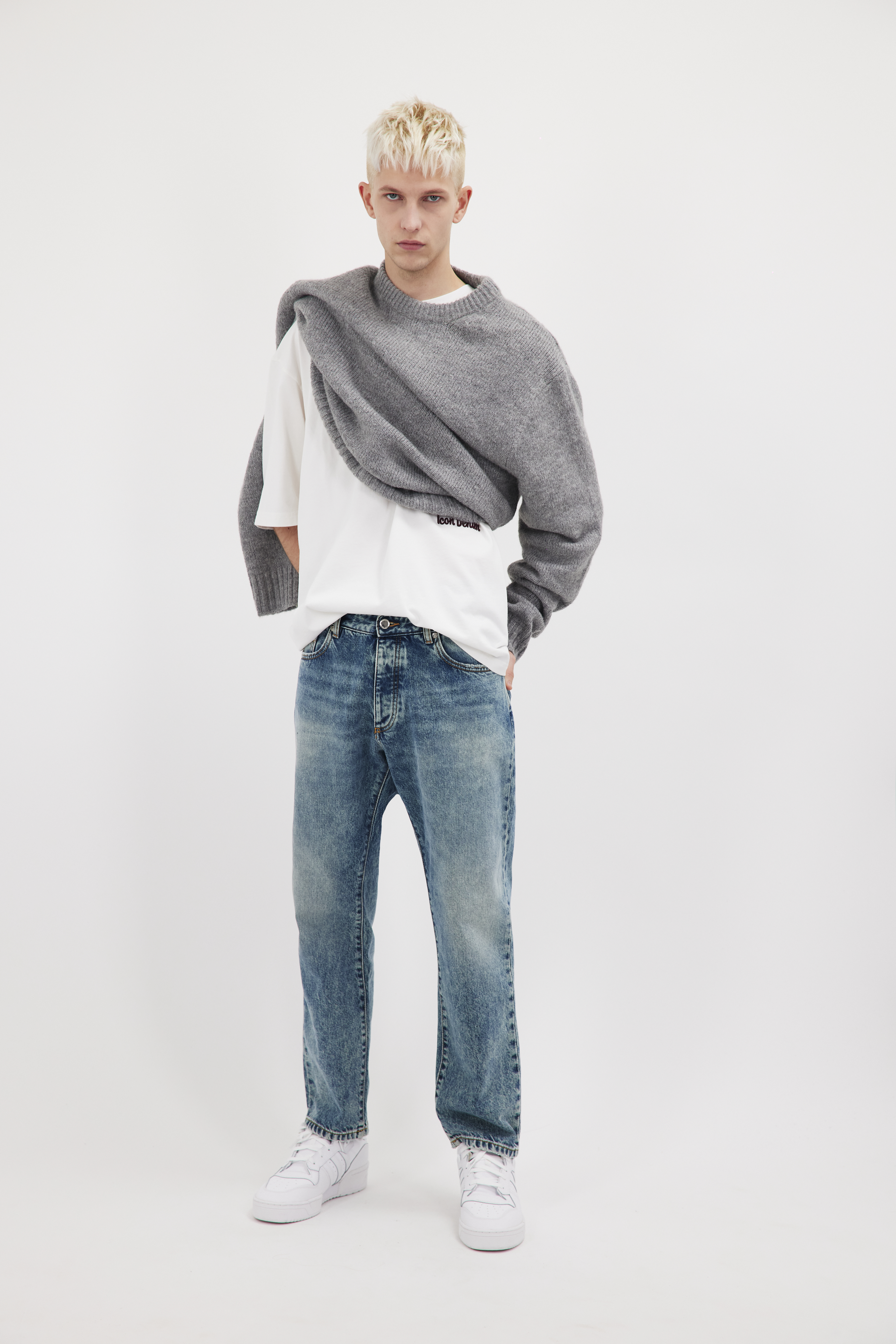 Josh men’s carrot jeans in aged stone wash, 100% rigid cotton denim, worn by a model with a white t-shirt.