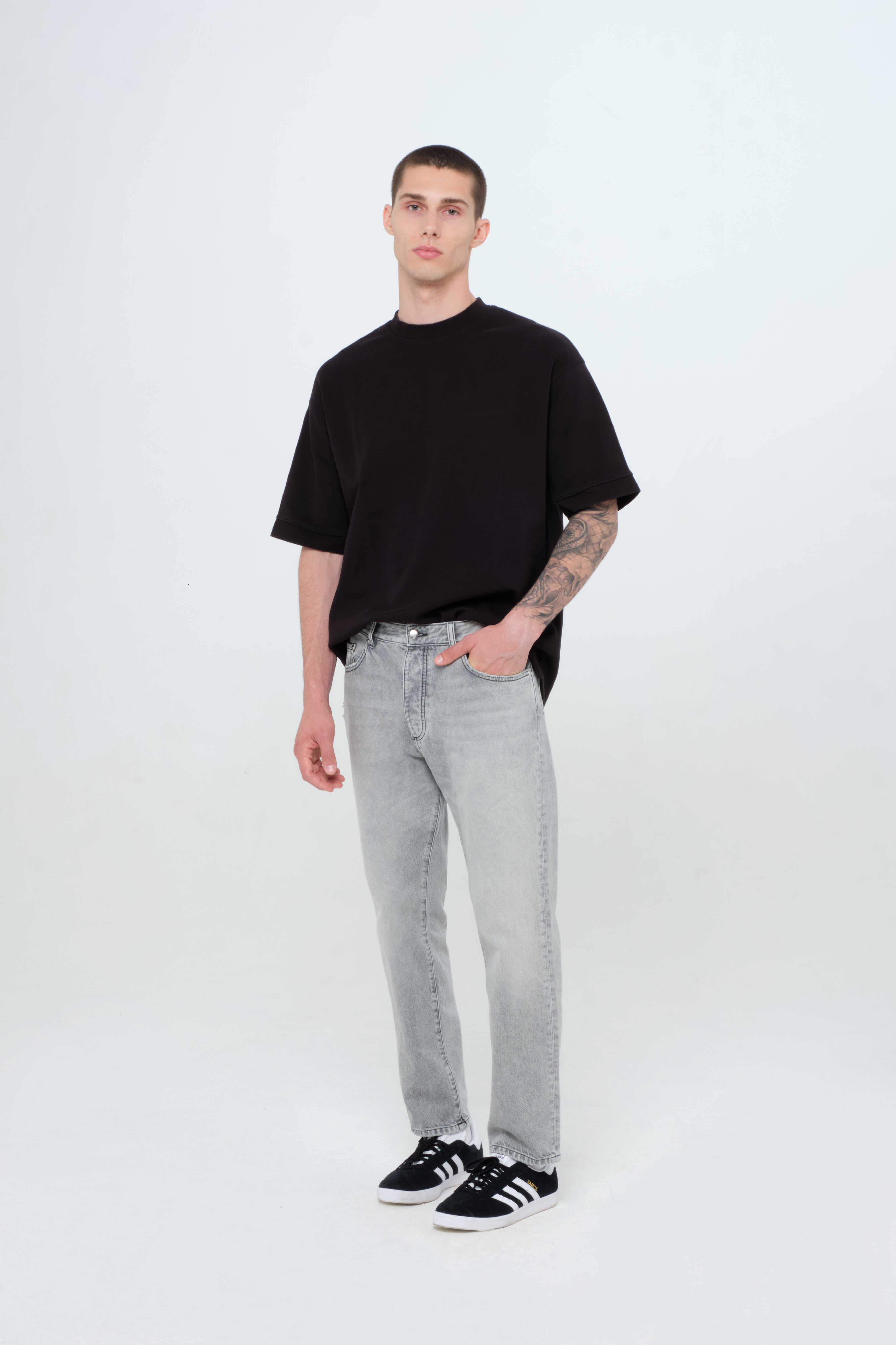 Josh men’s carrot jeans in gray wash, 100% rigid cotton denim, worn by a model with a black t-shirt.