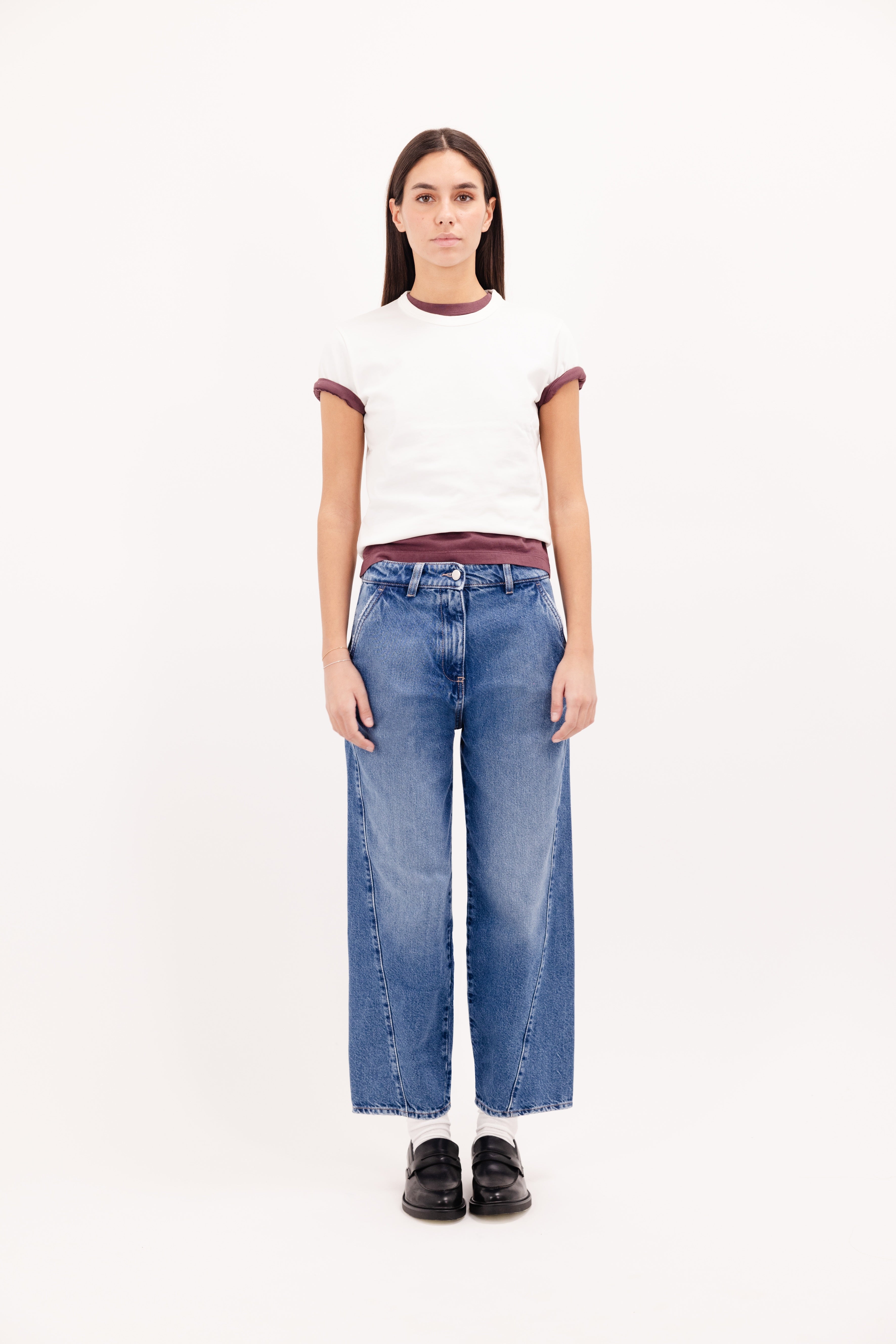 Juno women’s carrot jeans in eclipse wash, 100% rigid cotton denim, worn by a model with a white t-shirt.