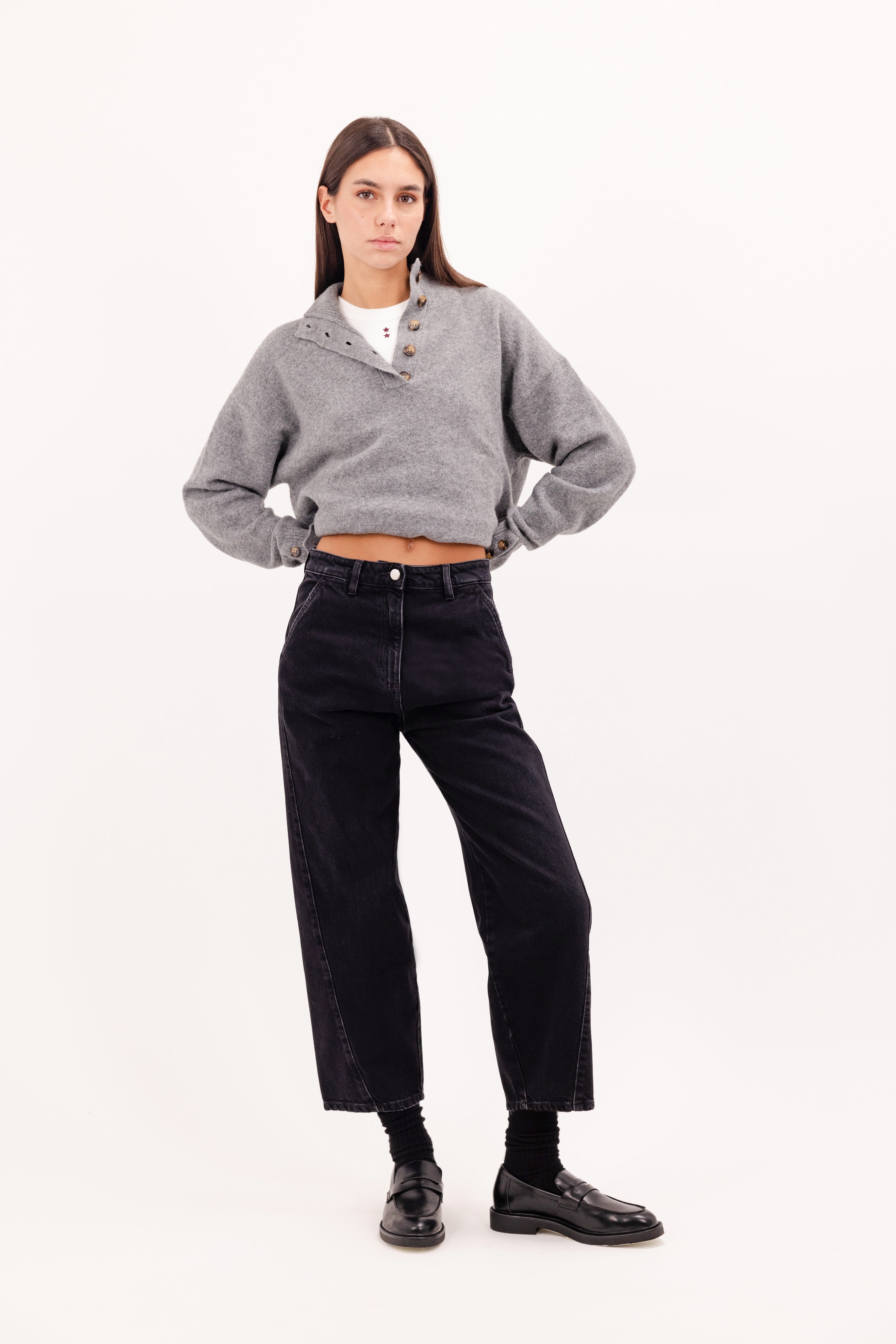 Juno women’s carrot jeans in graphite black wash, 100% rigid cotton denim, worn by a model with a gray knit.