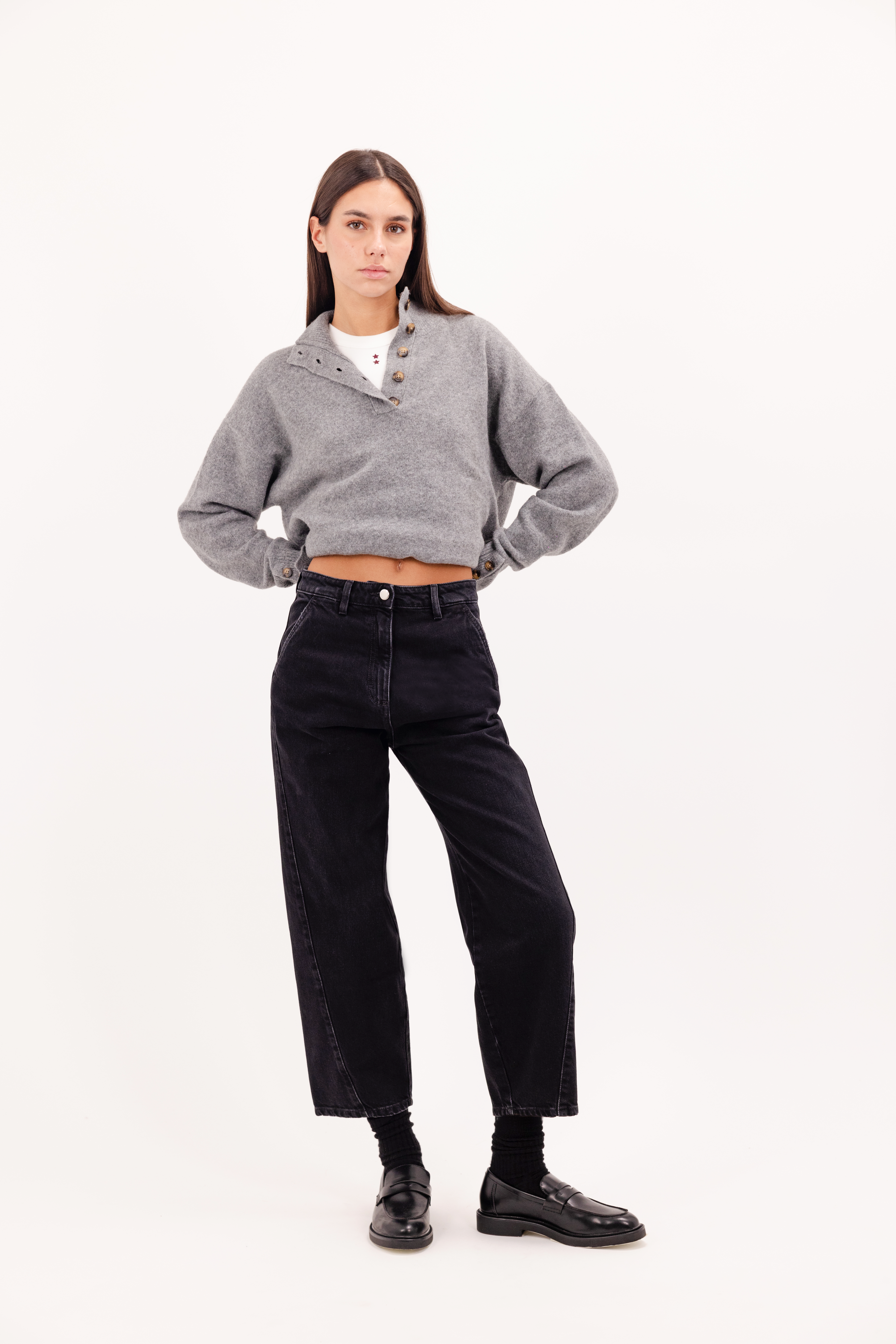 Juno women’s carrot jeans in graphite black wash, 100% rigid cotton denim, worn by a model with a gray knit.