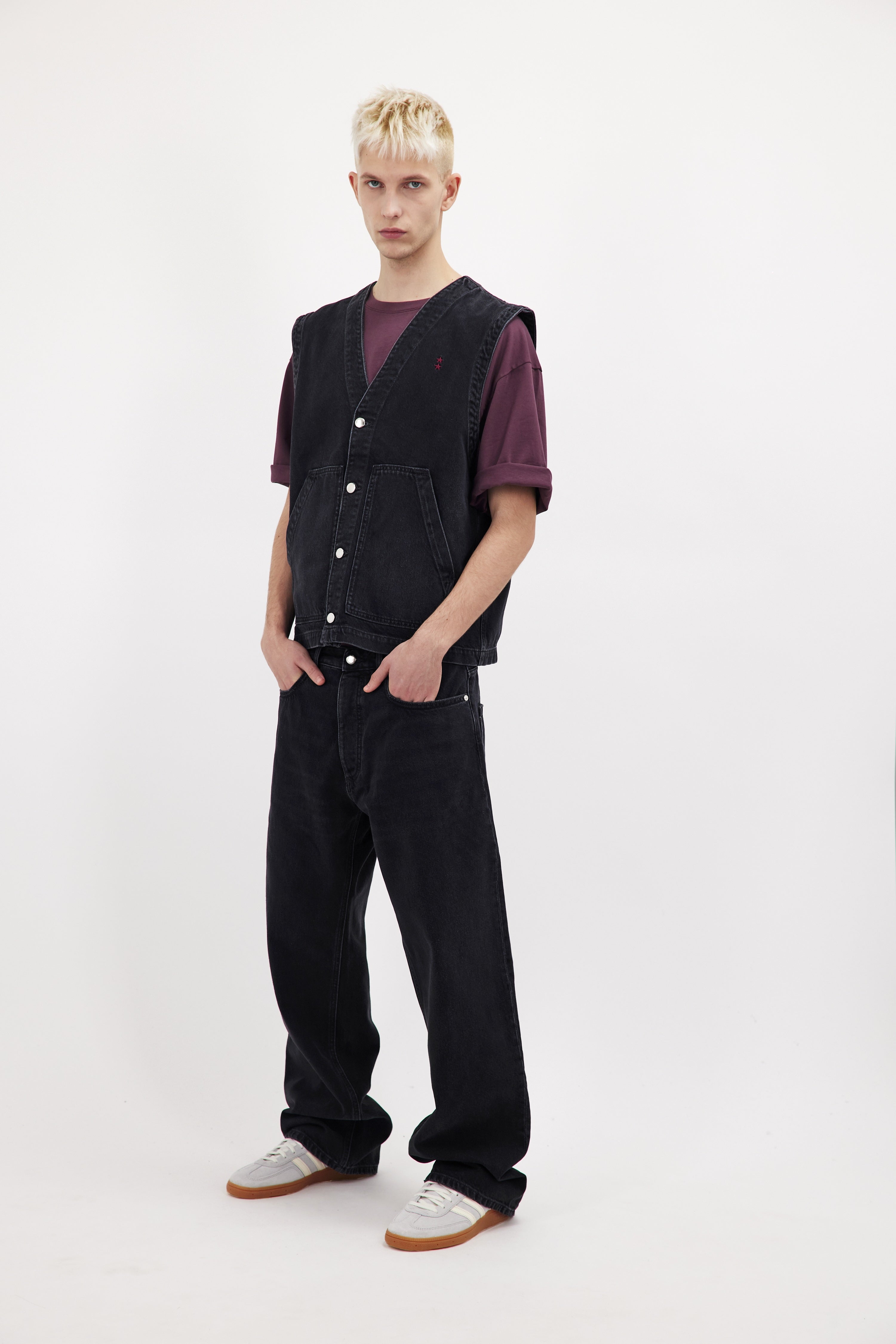 Kit men’s vest in graphite black wash, 100% rigid cotton denim, worn by a model with a cherry t-shirt.
