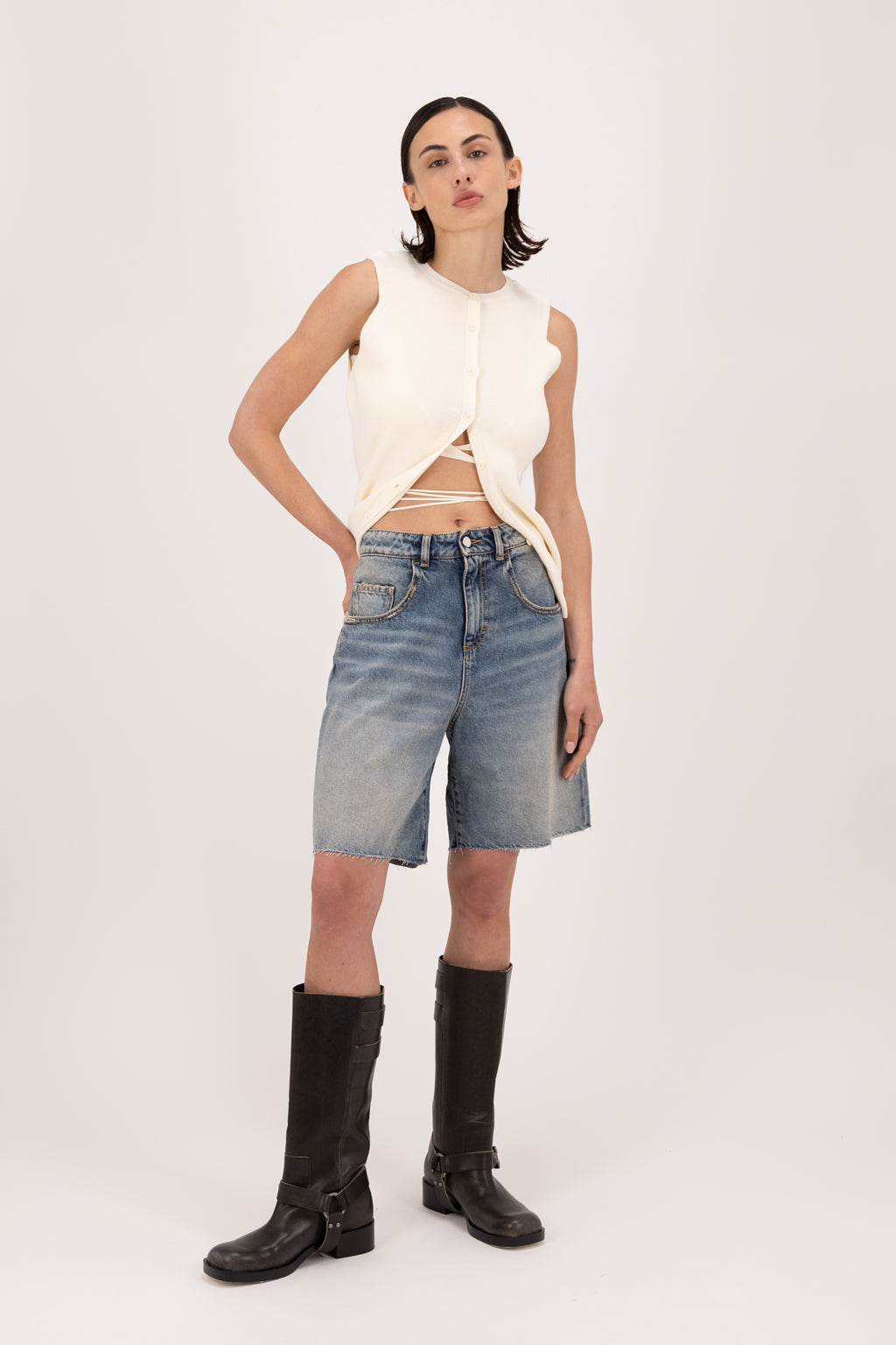 Lea women’s wide leg short jeans in smoke blue wash, 100% rigid cotton denim, worn by a model with a white top.