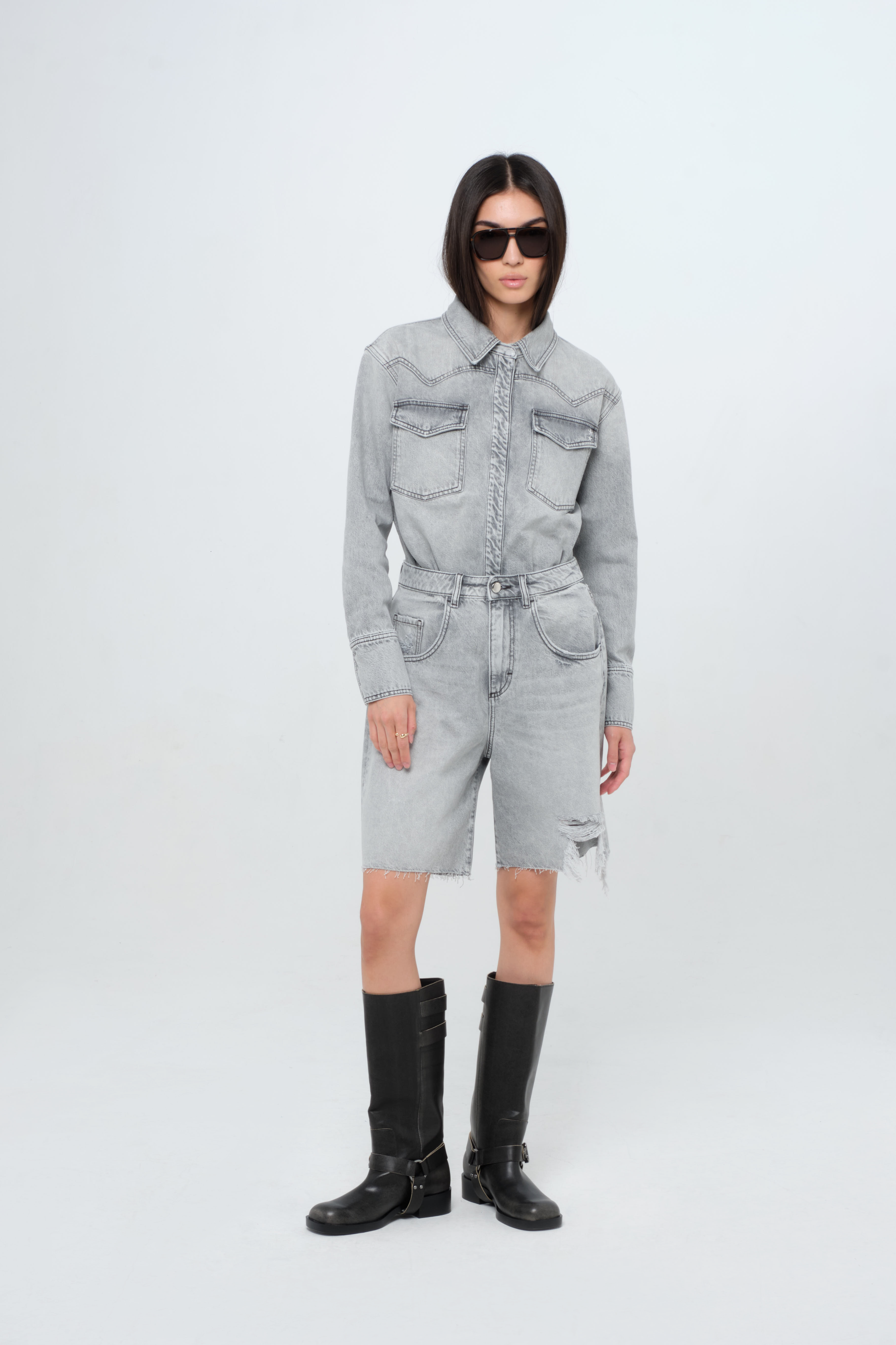 Lea women’s wide leg short jeans in gray wash, 100% rigid cotton denim, worn by a model with a denim shirt.