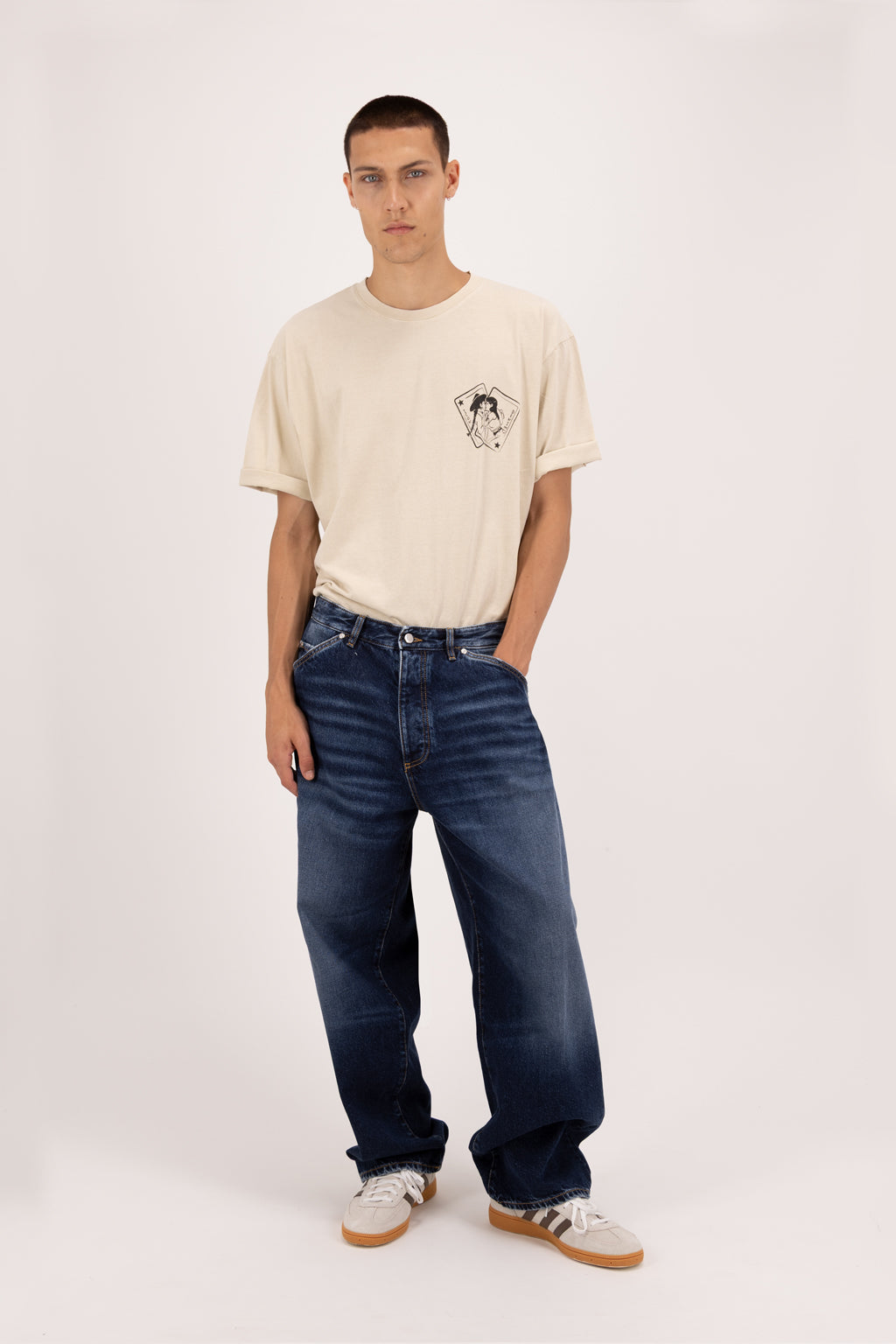 Lee men’s wide leg jeans in deep blue wash, 100% rigid cotton denim, worn by a model with a desert t-shirt.
